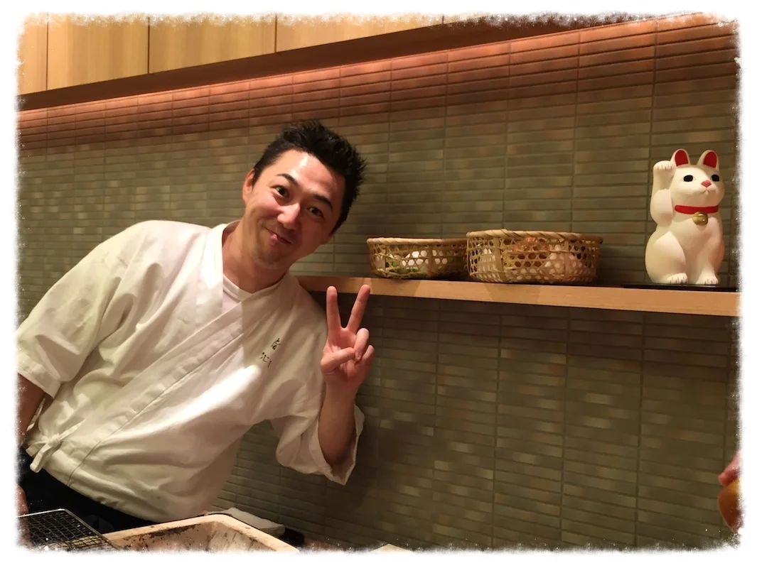 店主の藤田真一郎氏。お料理作っている時は厳しい凛としたお姿なのだが。こんなお茶目なイケメン料理人。 鮨 ふじ田 東京都中央区銀座3-13-5 Tel: 03-6278-7018 http://fujita-sushi.com