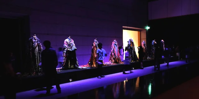 寺山修司から2000 年代のアンダーグラウンドカルチャーまで網羅した作品や、音、映像、ファッション、文学等が一体化した総合芸術に魅せられる。