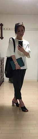 通常スタイリングをする時は商品の色を邪魔しないように黒や白の服で。今日はテーマがニットだったので私もニットで。 大切な商品を扱うのでアクセサリーは外します。