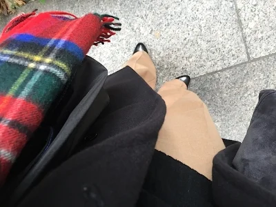 黒のローゲージのリブタートルニット、キャメルワイドパンツ、カシミアコート、ジョンストンズのロイヤルスチュアート。。普通のいつものスタイル。。