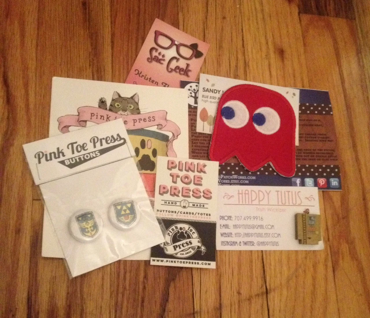 The Swag bag was great, thank you: Sac Geek , Blue Bird Patchworks , Pink Toe Press , Happy Tutus , and a gift code from Spirit Halloween !