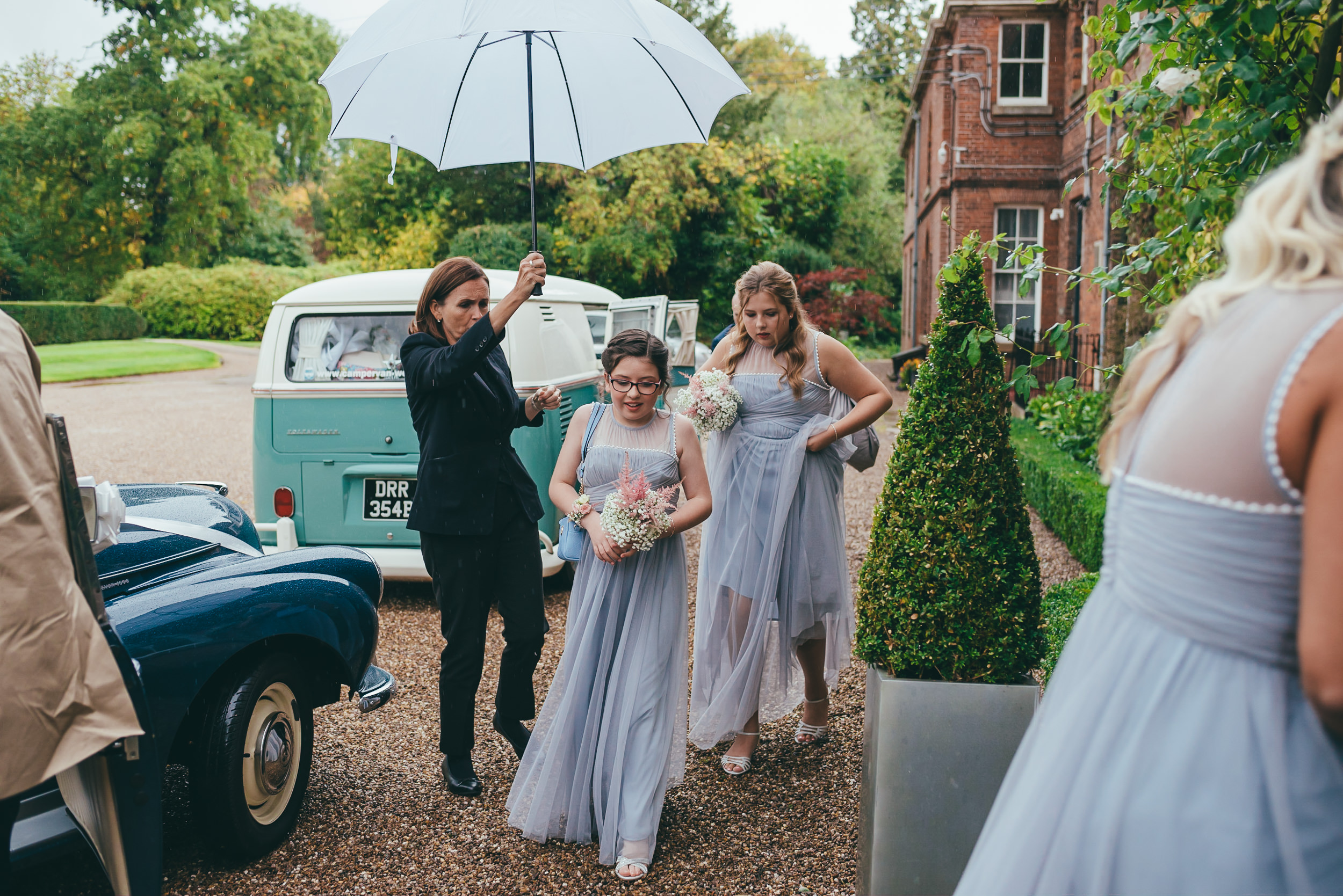 Keeping the bridesmaids day with umbrellas