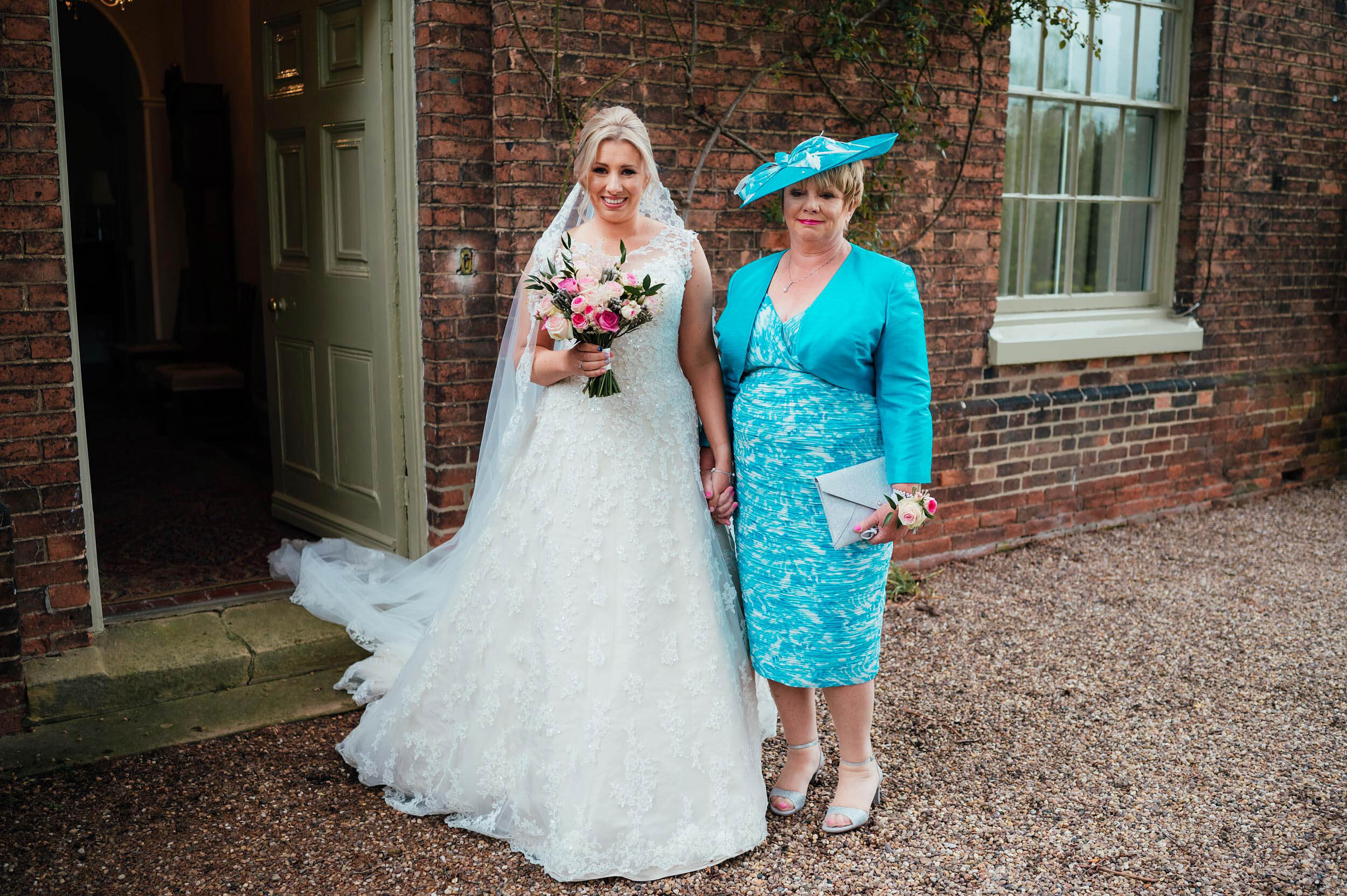 bride and her mother