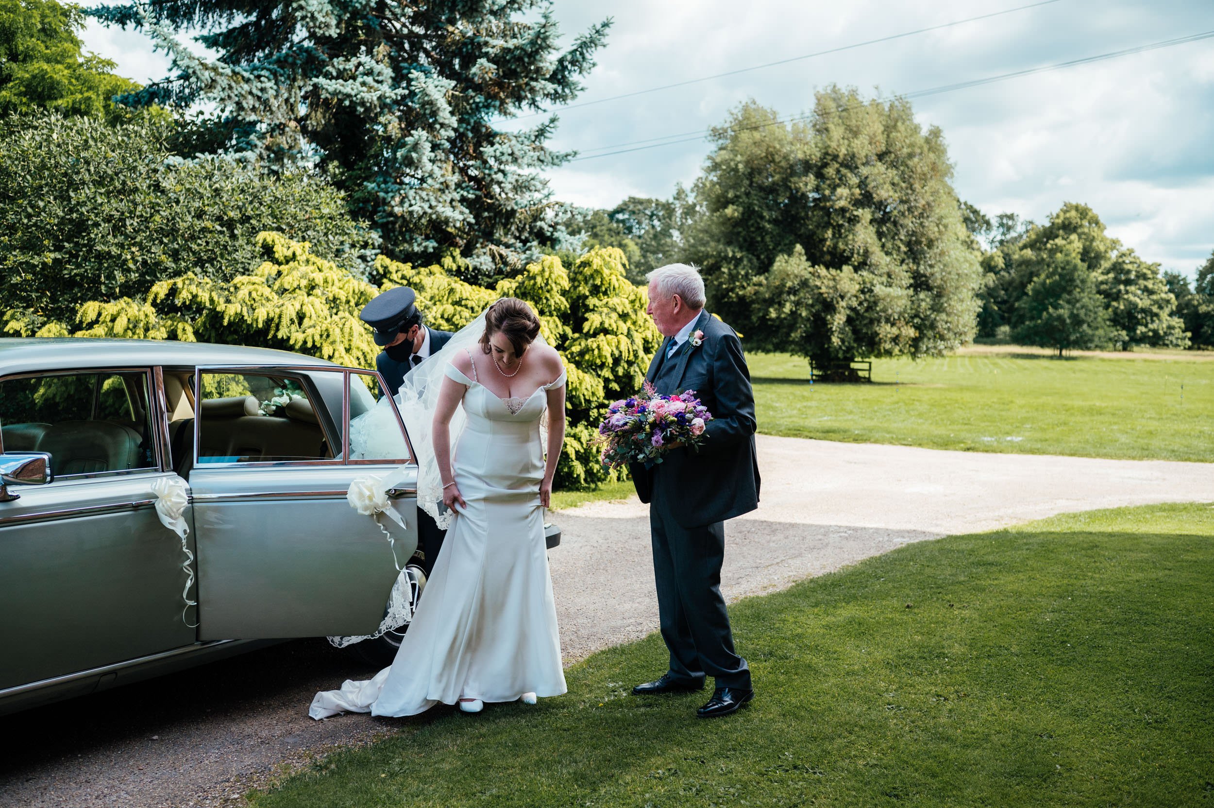 bride gets out of the wedding car