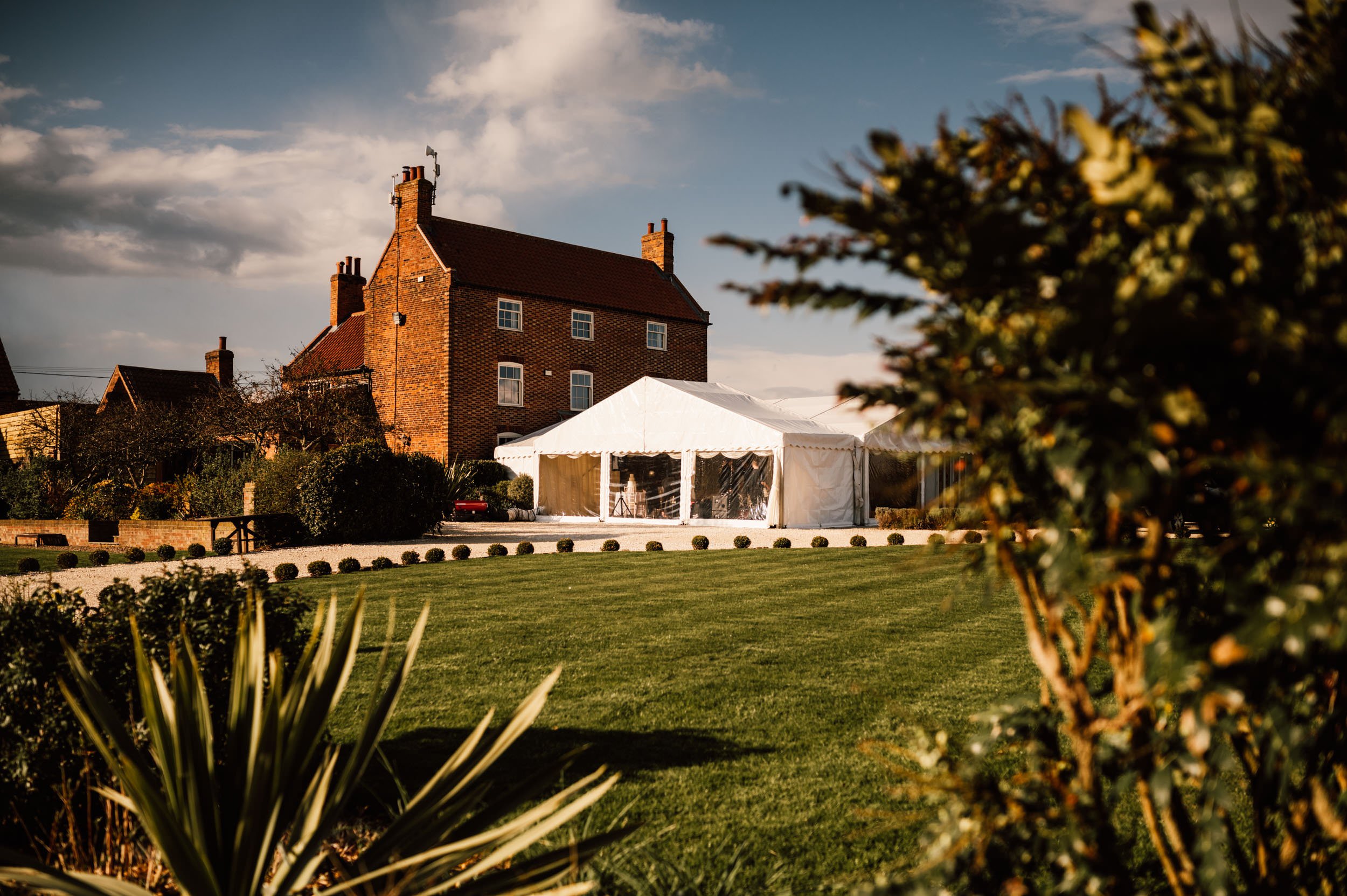 nottinghamshire-family-home-marquee-wedding-by-matt-andrew-199.jpg