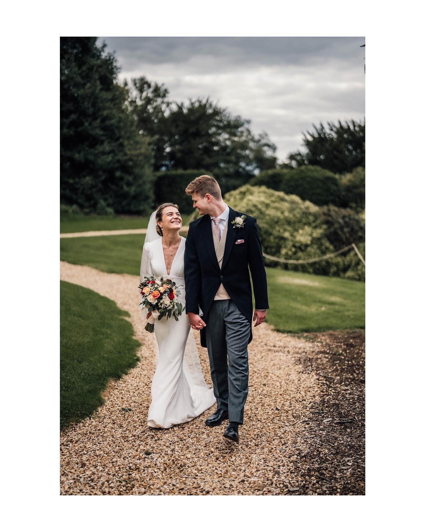 A few frames from Zoe &amp; Oliver&rsquo;s autumn wedding @harlaxton_manor 🔥 
/
Photos : @mattandrew73 
Venue : @harlaxton_manor 
Hair/Makeup : @samanthakatebridal 
Dress @sassiholfordbridal  @thedressteddington 
Flowers : @glenesk.flowers 
Band : @