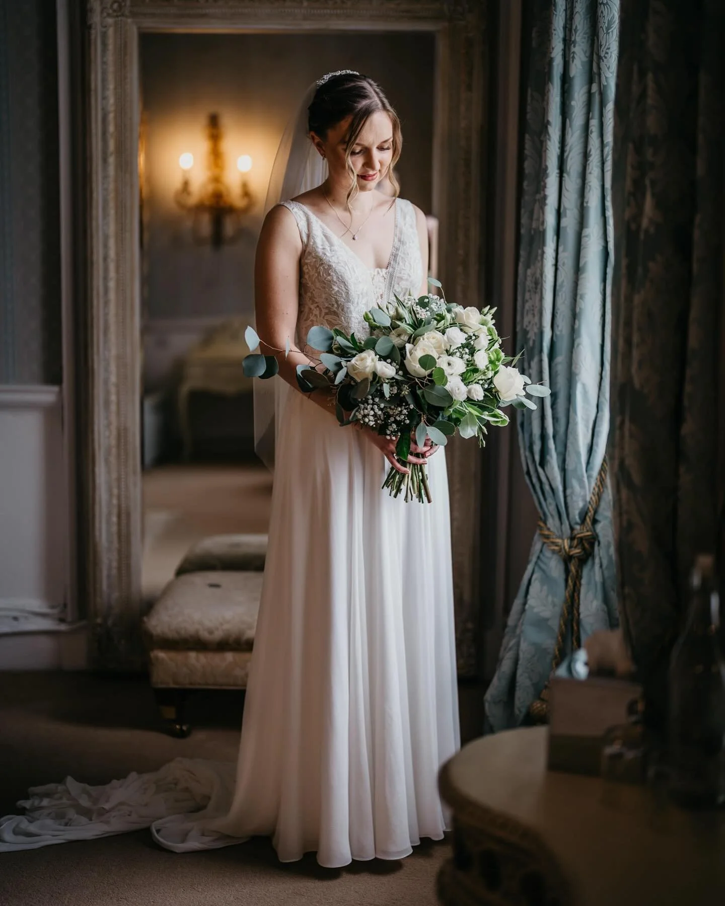 A bridal portrait of Phoebe on her wedding day at Norwood Park. 🔥
/
#norwoodpark #norwoodparkweddings #norwoodparkweddingphotographer #norwoodparkweddingphotography #norwood #engaged #nottinghamweddingphotographer #nottinghamweddingphotography #nott