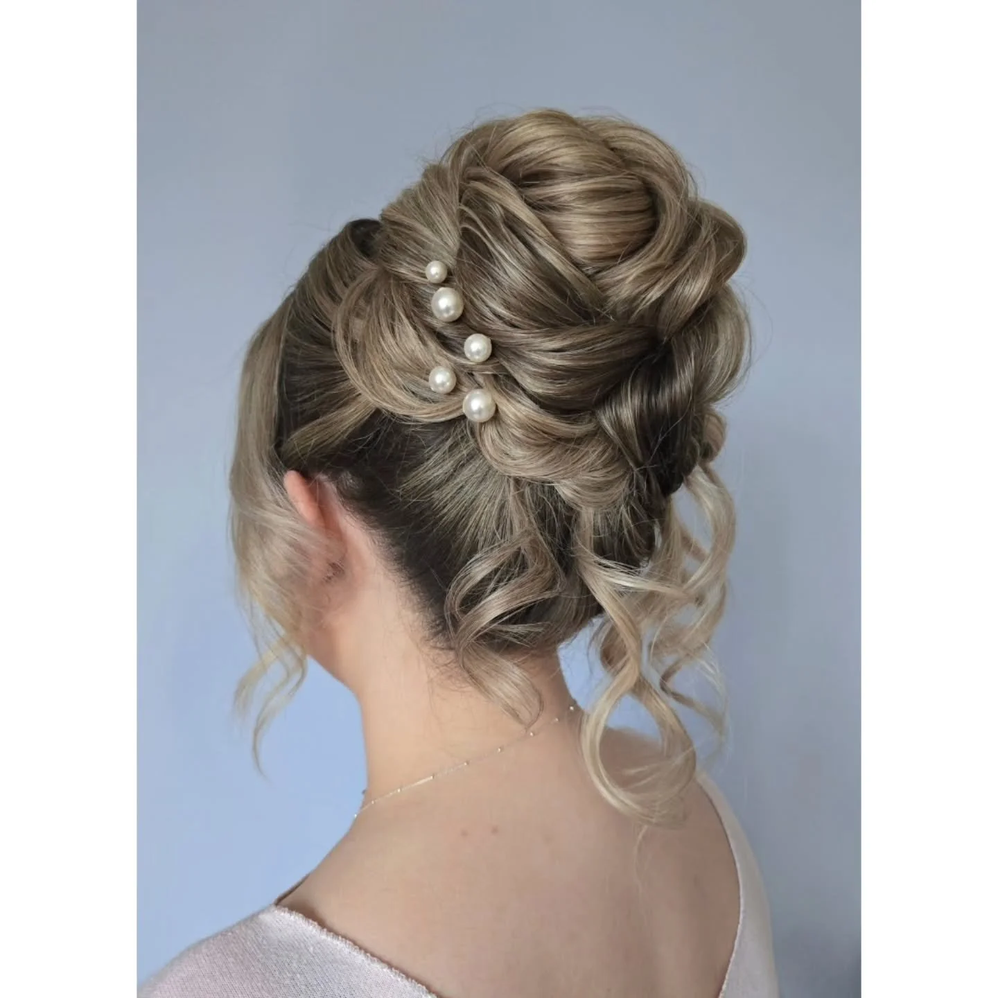 Dreamy bun 💕

@kykhaircare -magic dust 
@colorwowhair -style on steroids, pop and lock 
@ghdhair - curve classic curl 
@goldwelluki -dry wax spray