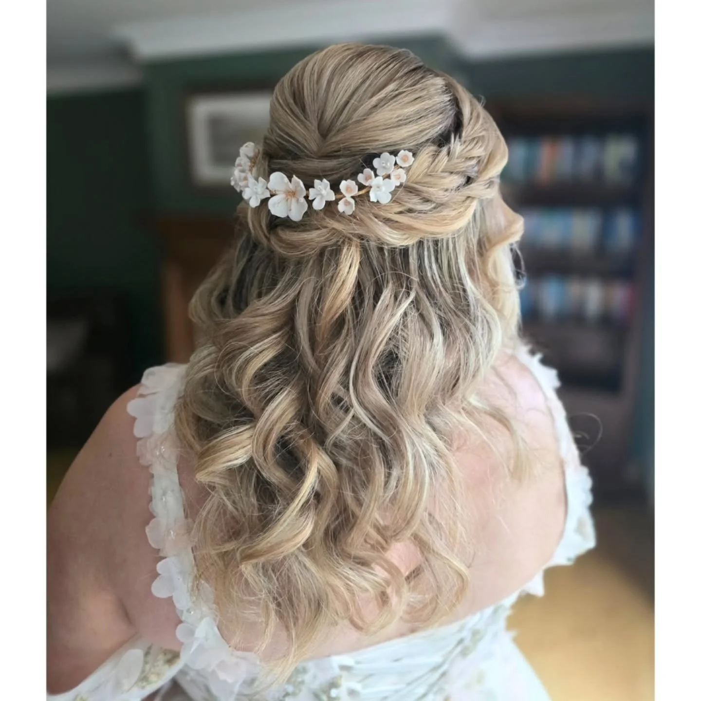 Beautiful bride Rachelle 🥰. Lovely chilled morning with Rachelle and her party at Roodlea Barn. The hairstyle she went for was the perfect choice to compliment her beautiful dress 😍