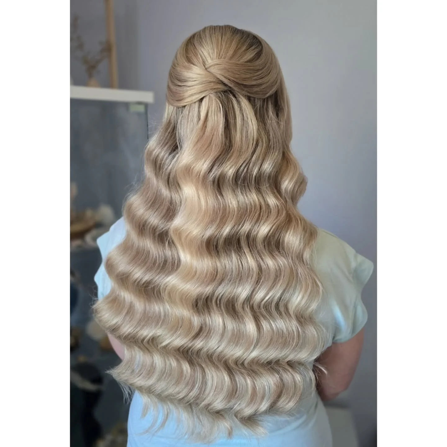 Soft, timeless bridal waves 💕 

#bridalhairscotland
#scottishbride
#bridalhairstylist
#brideinspo
#luxurybridalhair