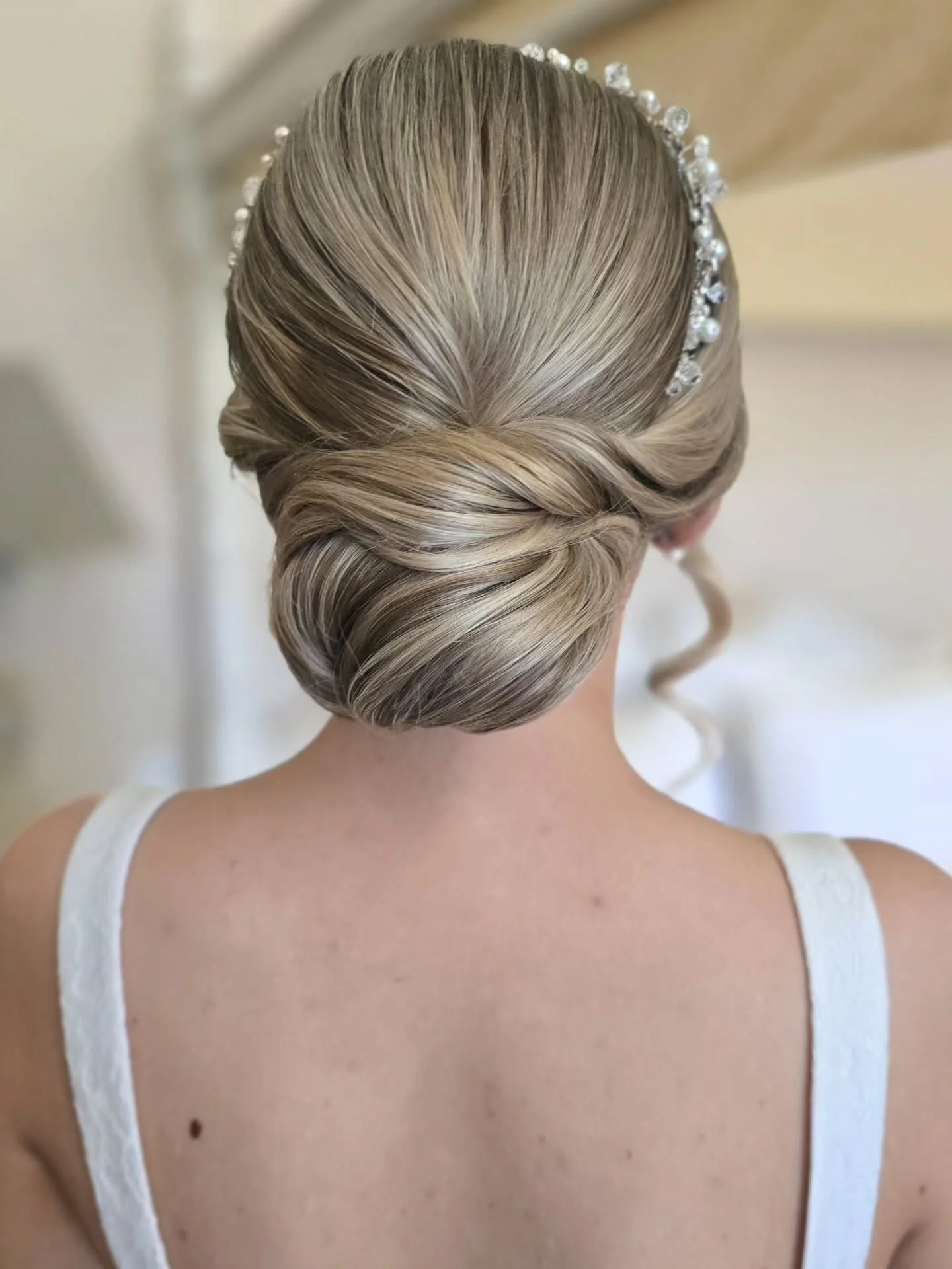 Shannon 🤍
Sleek, elegant, timeless bridal bun 💕

#bridalhair #bridalhairstylist #weddinghair #bridalbun #scottishbride
