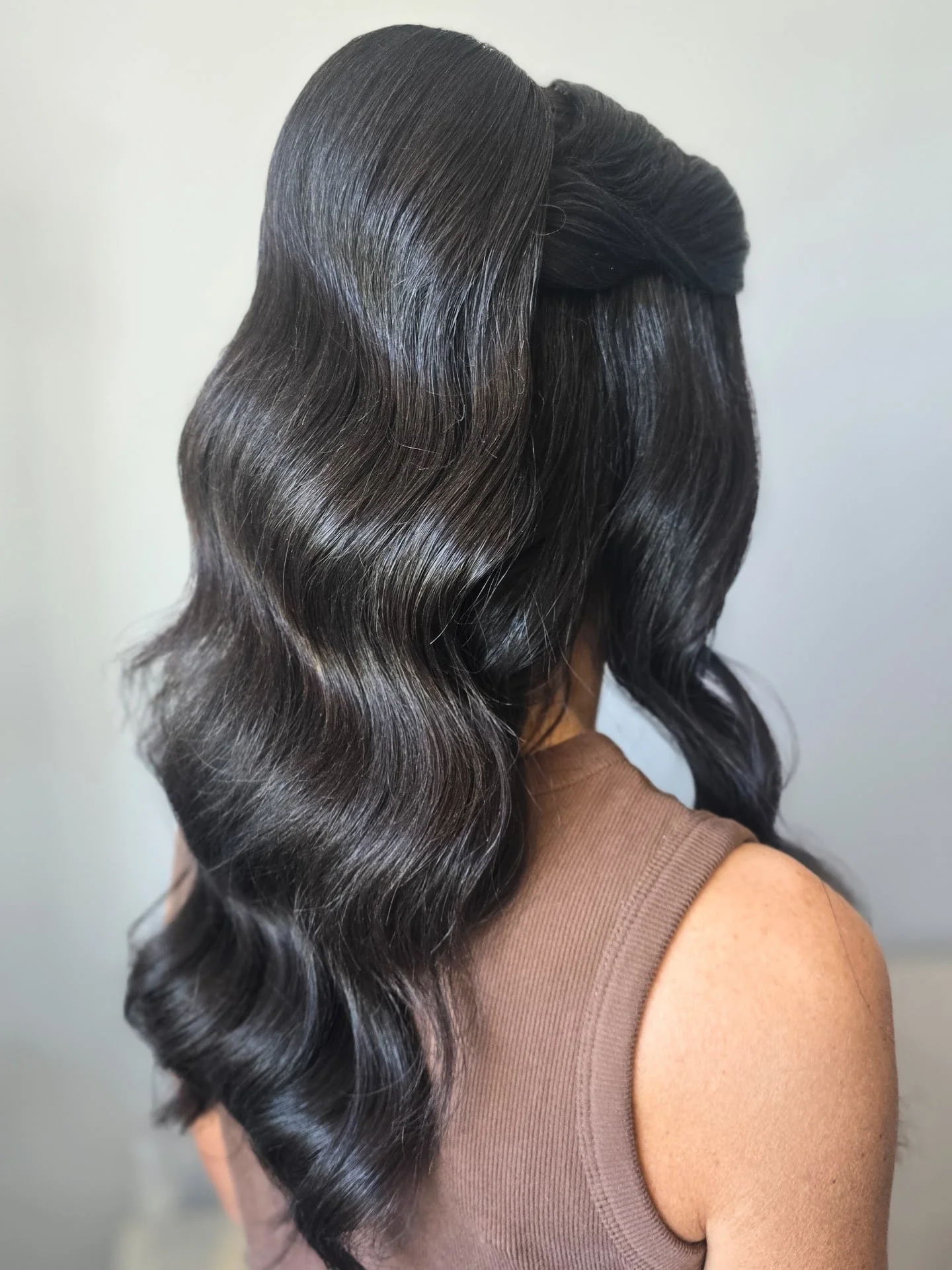 Soft, polished waves with a half-up detail 🤍

#bridalhairscotland #bridalhair #luxurybridalhair  #halfuphairstyle #softwaveshair