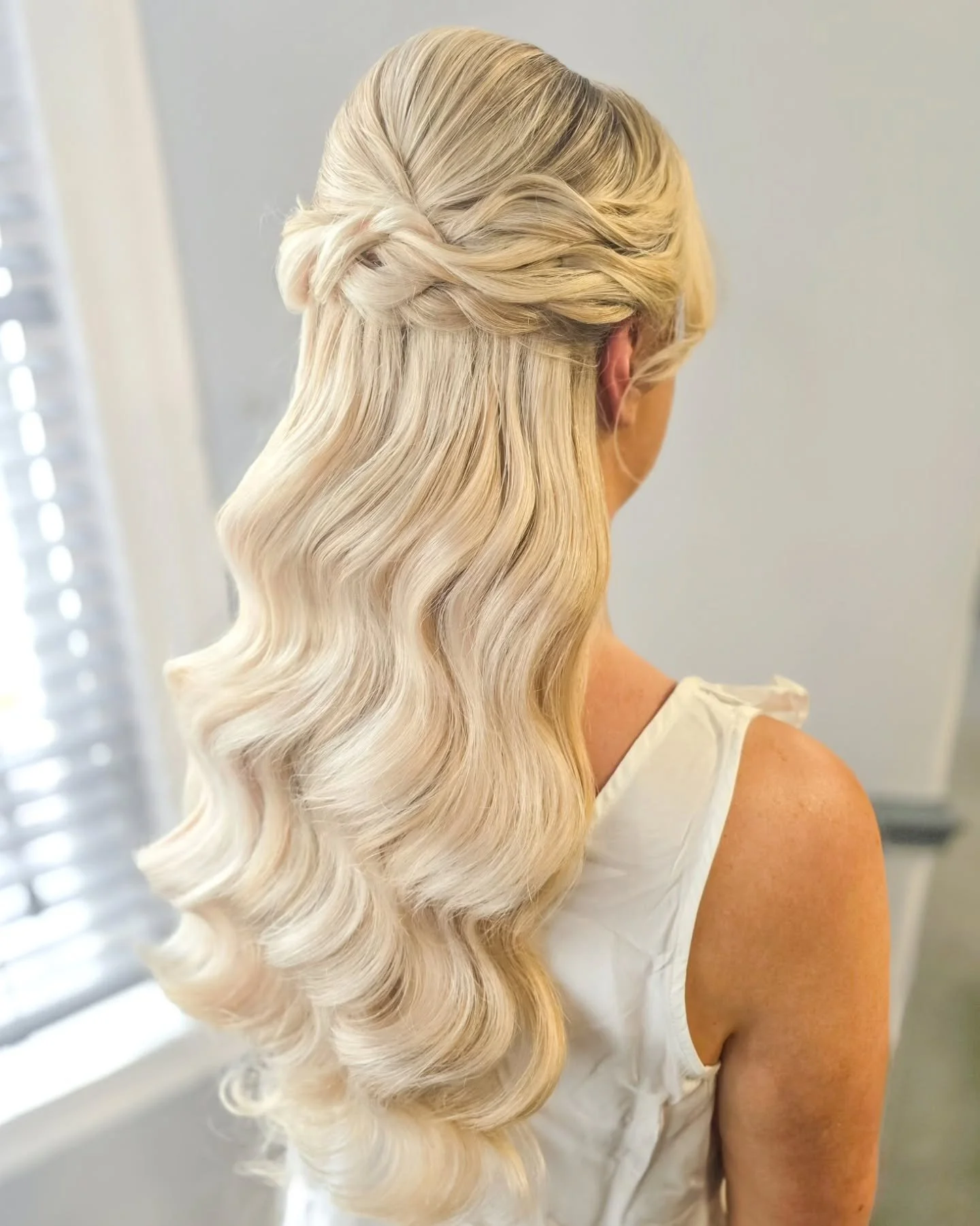 Soft, voluminous waves with a delicate twist 🤍

Melissa was such a dream to work with, so calm and relaxed throughout the morning 🤍

My goal is always to create a style that not only looks beautiful, but lasts all day and feels completely effortles