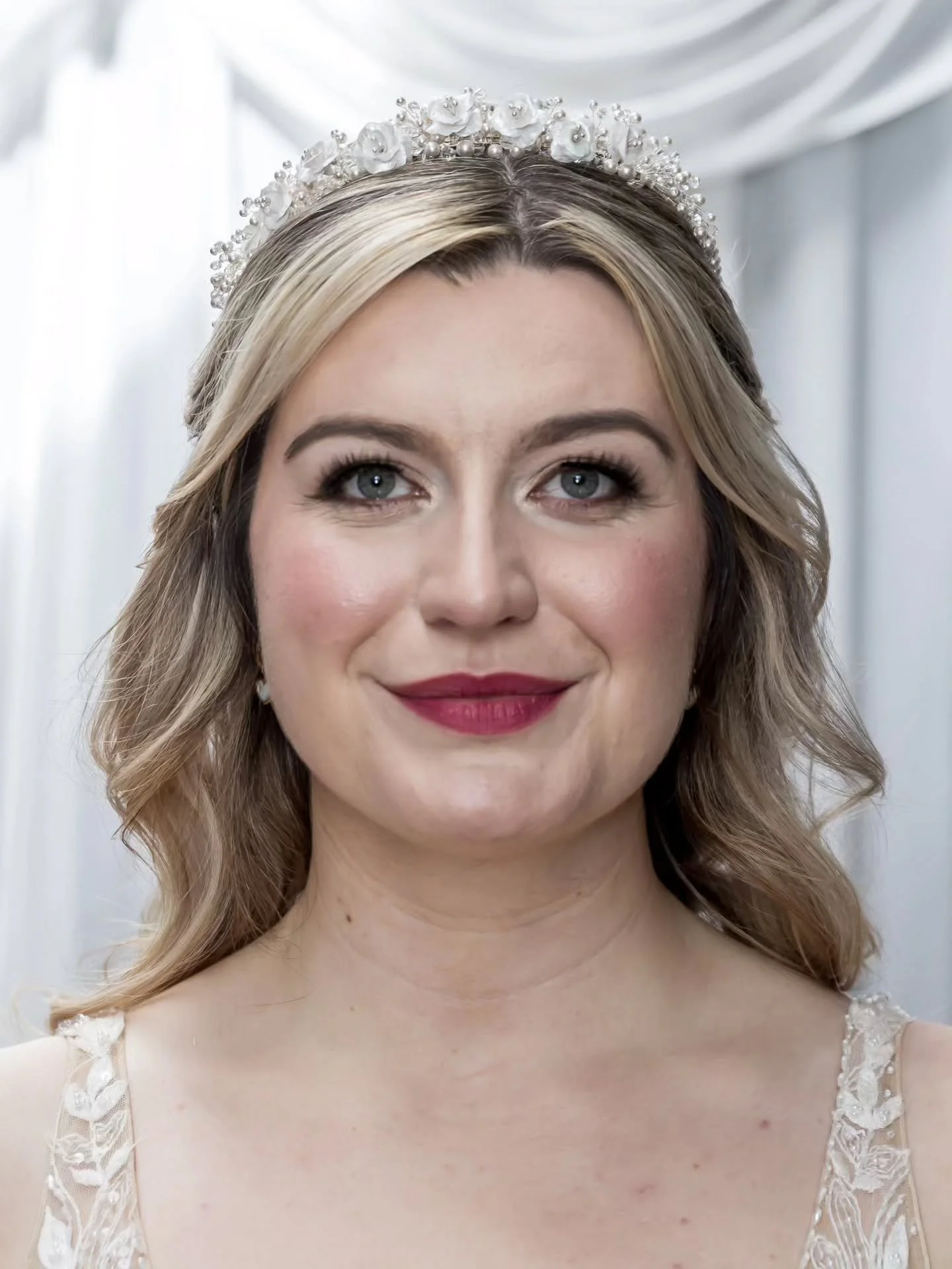 Handcrafted florals, delicate pearls and crystals woven into the dreamiest bridal crown 🤍
Paired with romantic waves and timeless soft glam bridal makeup for the perfect bridal look 💕

Big thanks to @alanwphotos for taking these great shots 🤍
Hair