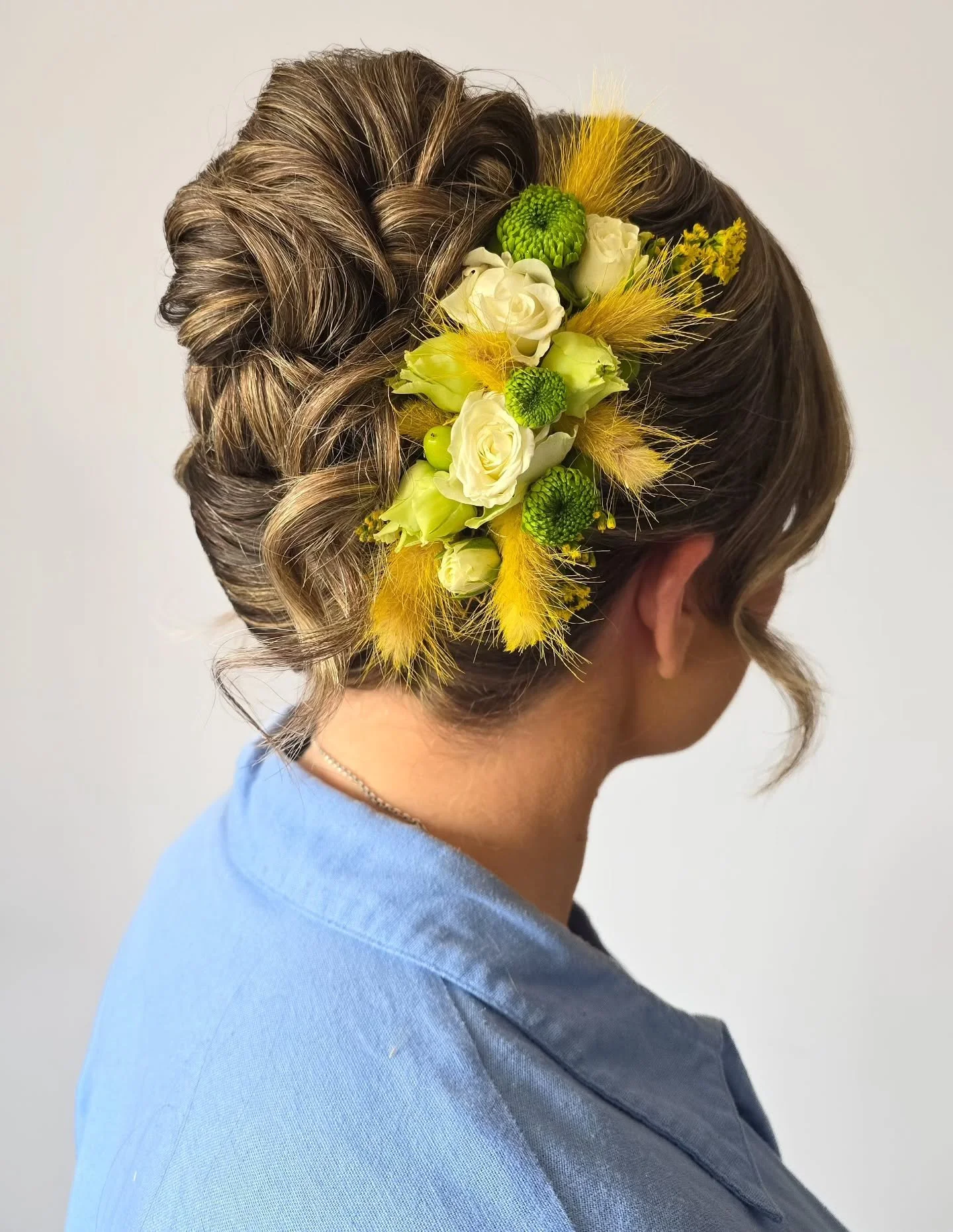 Fresh florals, soft texture &amp; effortless glam for lovely Alex ☀️🌼

Hair by me 🌻
Makeup by my sister Gemma ✨
Beautiful floral comb by @fbk_kilmarnock 🌼