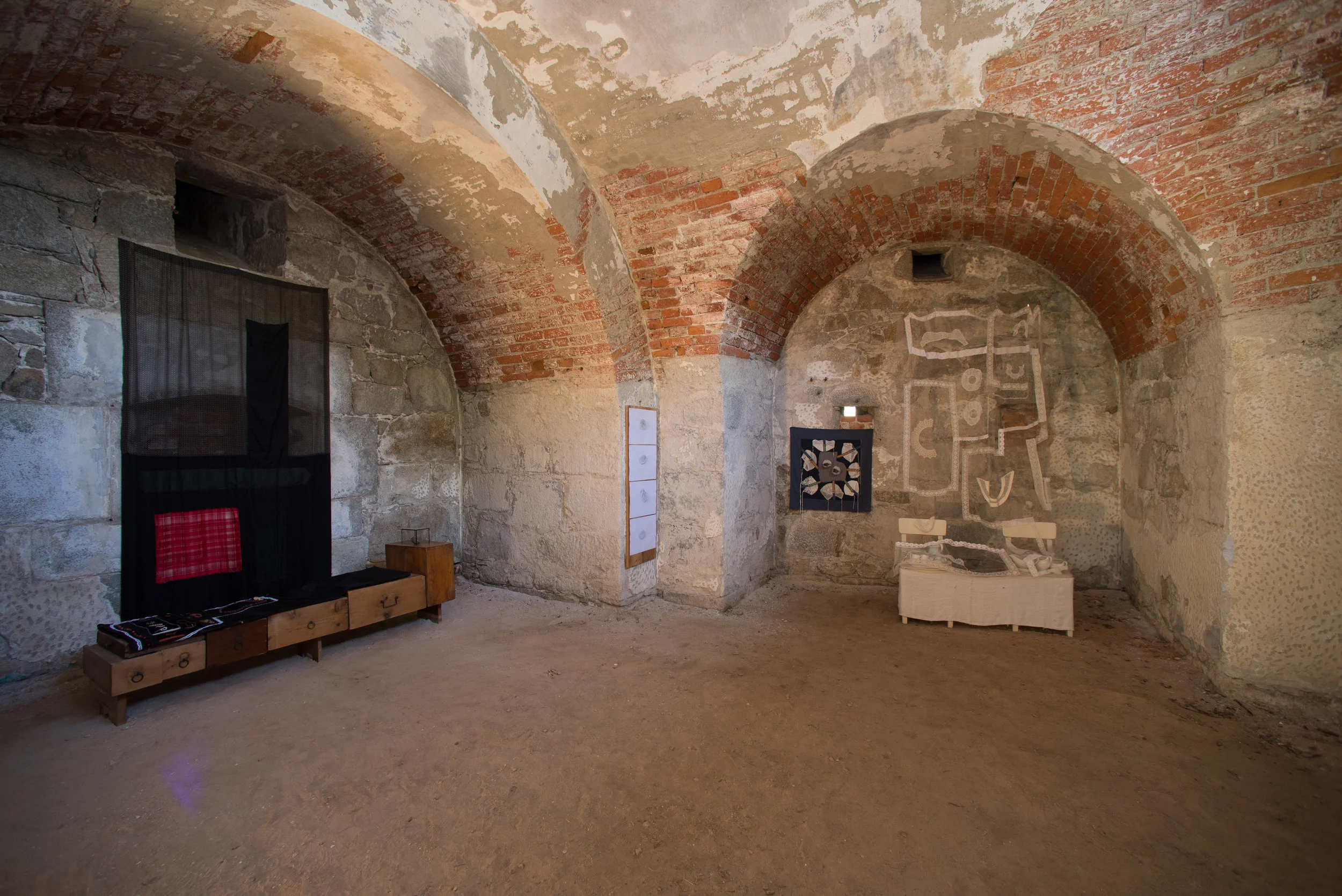 GEDECKTES WILLKOMMEN, 50x50x50 Franzensfeste (I) 2013 Installation with 4 textile applications, furniture, drawings, porcellane 