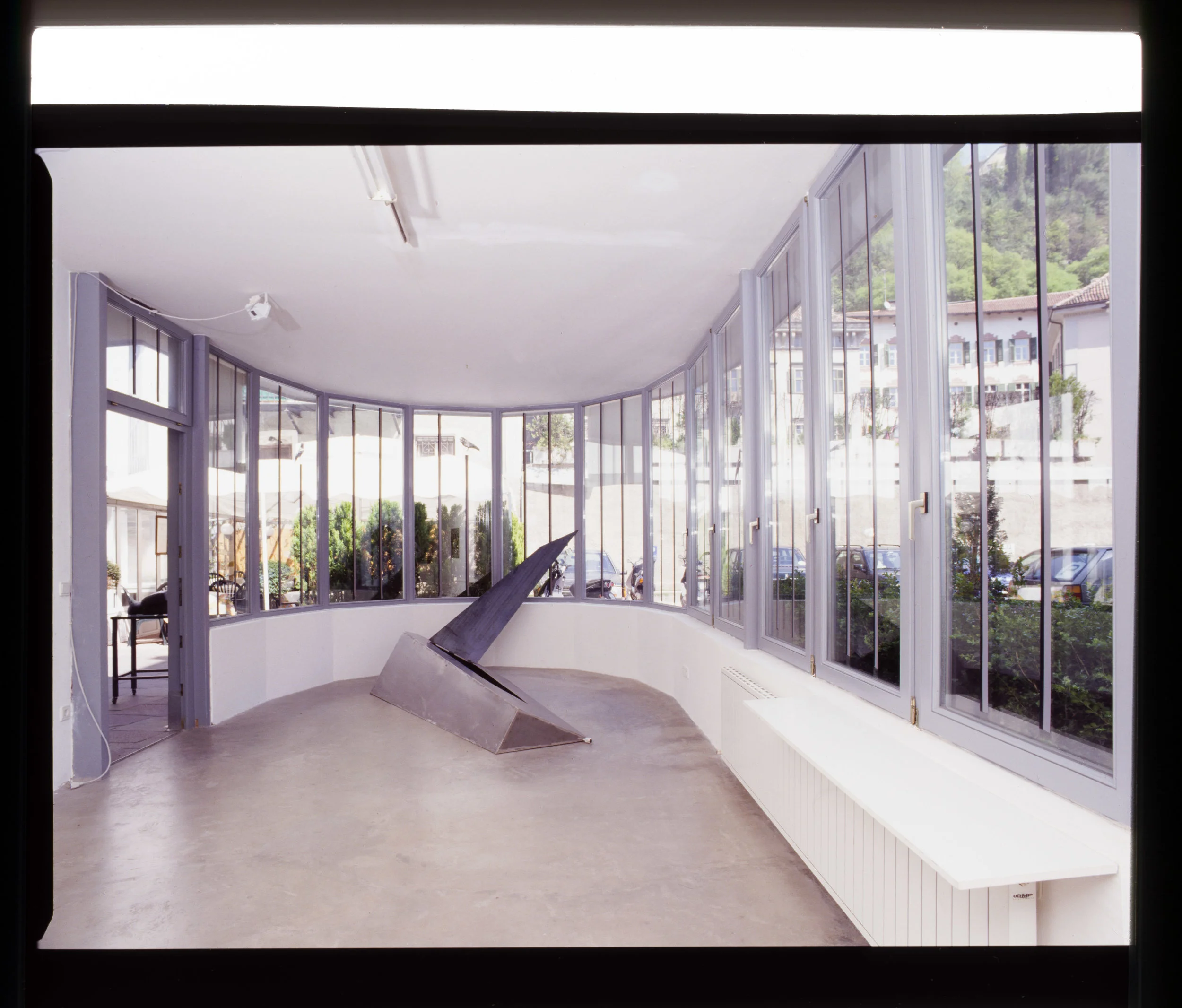 "TAGTRÄUMER JAGEN NACHTS", artgallery Meran 2000 Installation with metalbox/sculpture