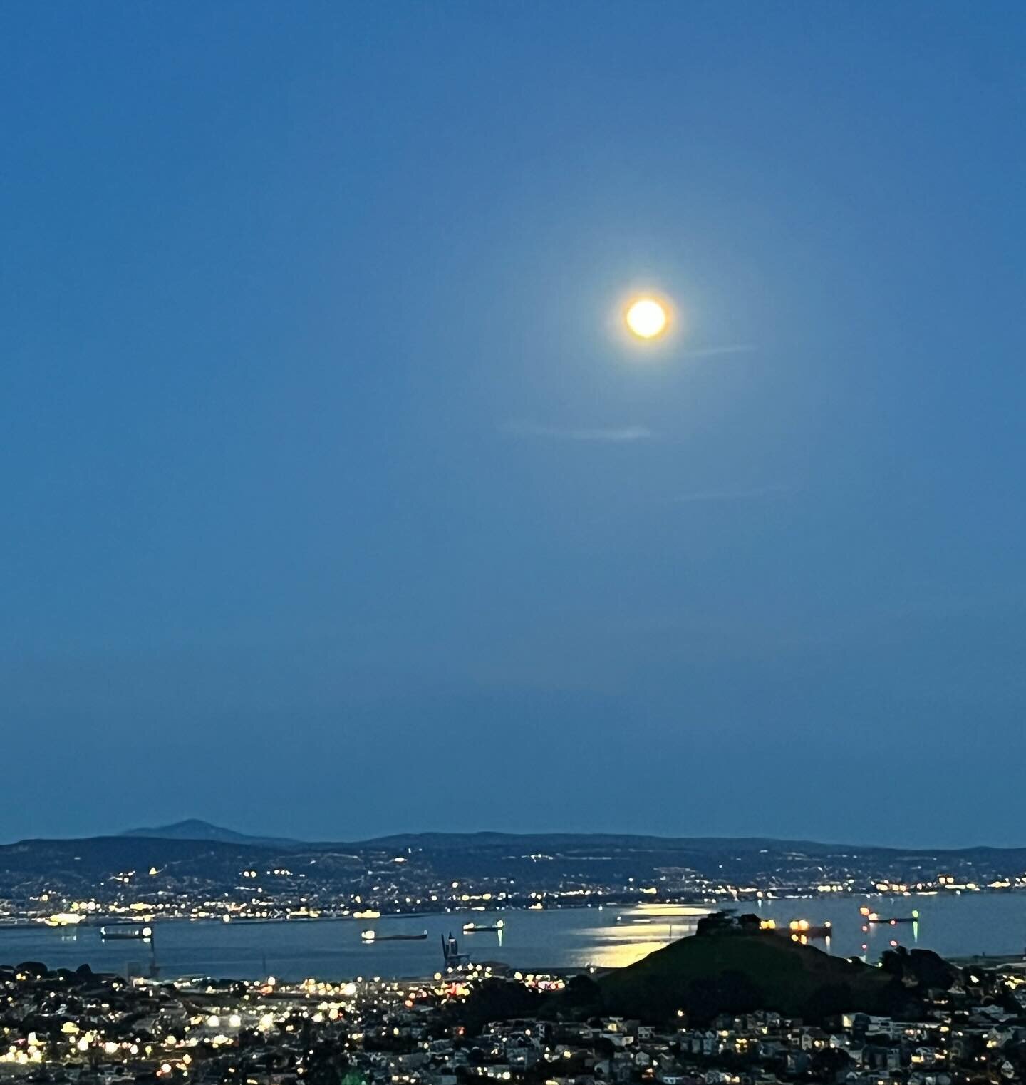 Full moon over San Francisco.

#fullmoon #mountdiablo #bernalheights #reflectiononwater #diamondheights