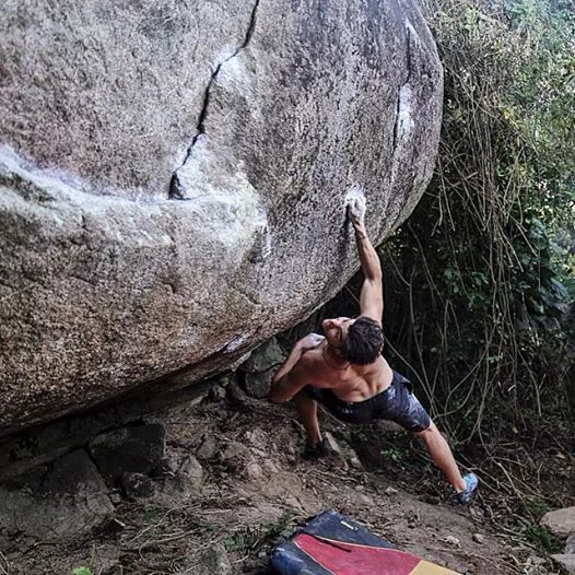 Josh campusing V9 in Puerto Rico. Photograph by Zach Larson.
