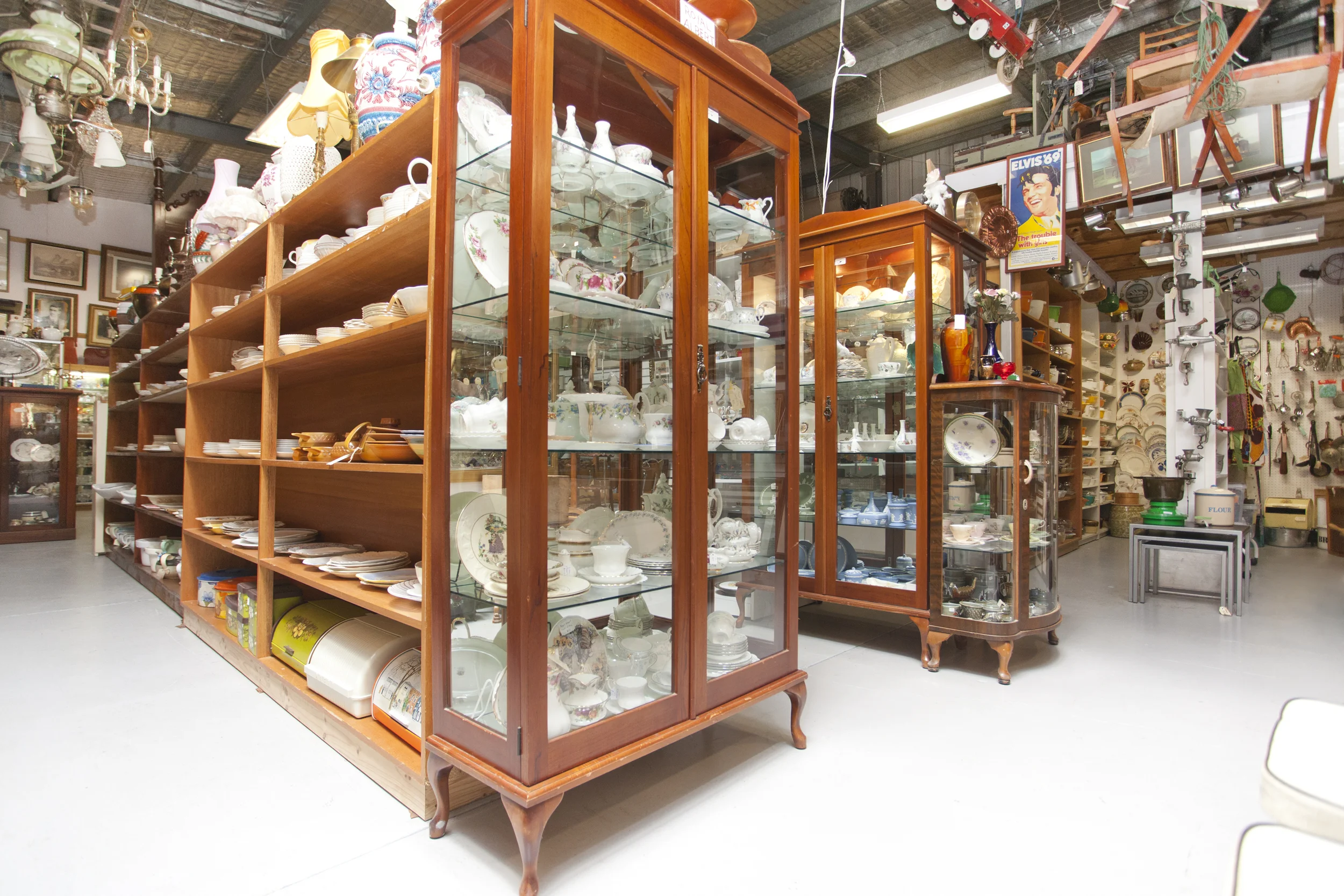 shelf_procelin.jpg