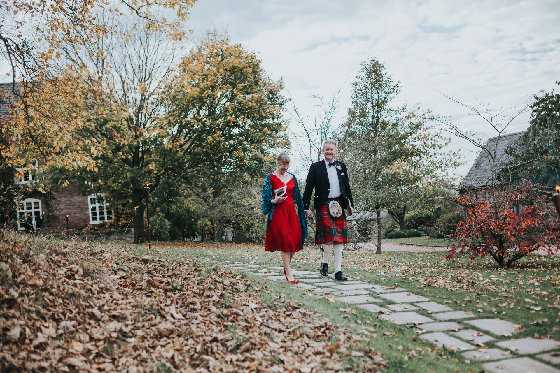 Wedding guests walk to the evening do. 