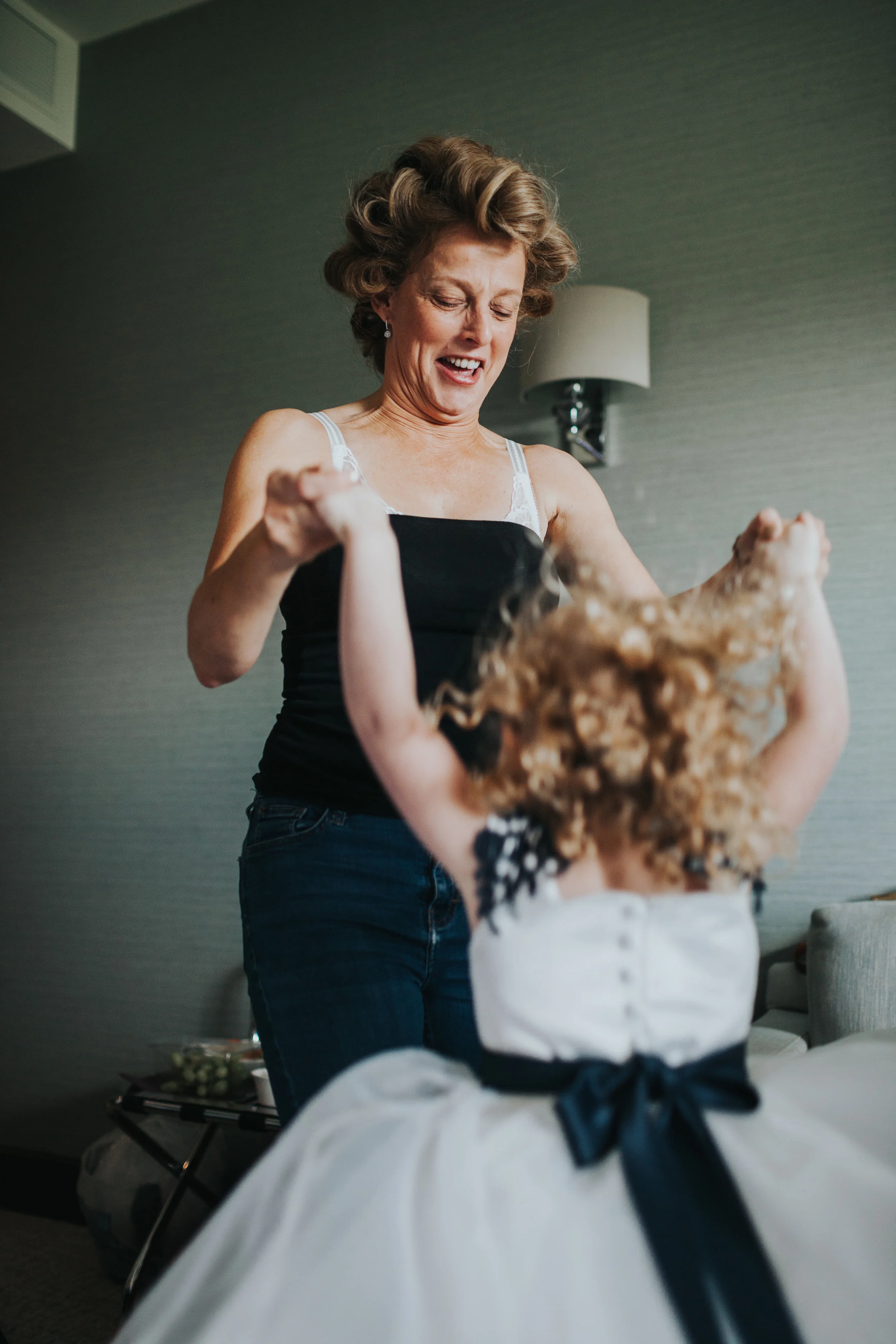 Flower girl and the mother of the bride play. 