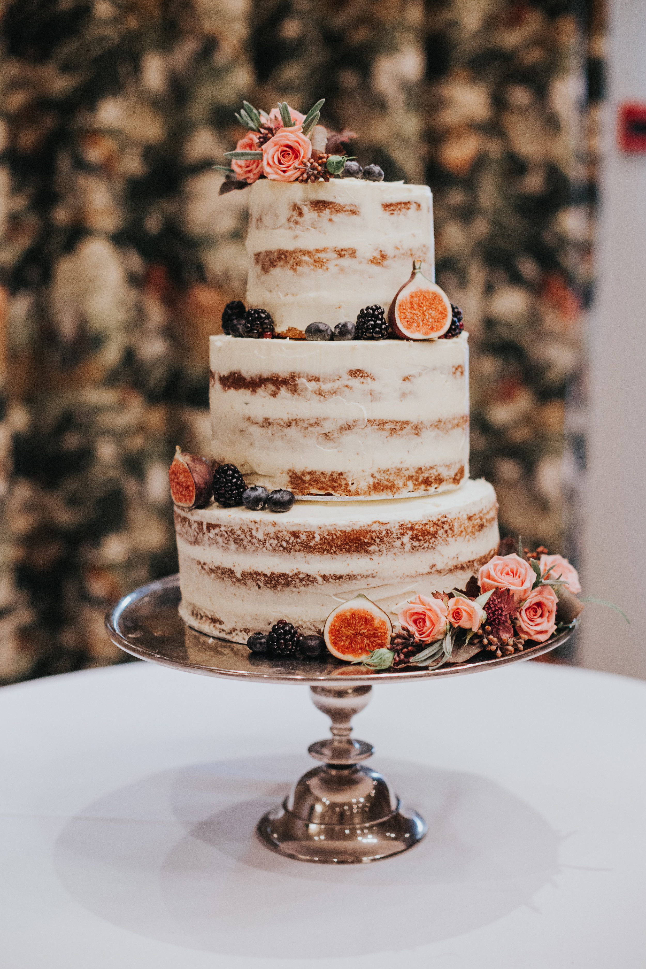 Half naked wedding cake with figs.