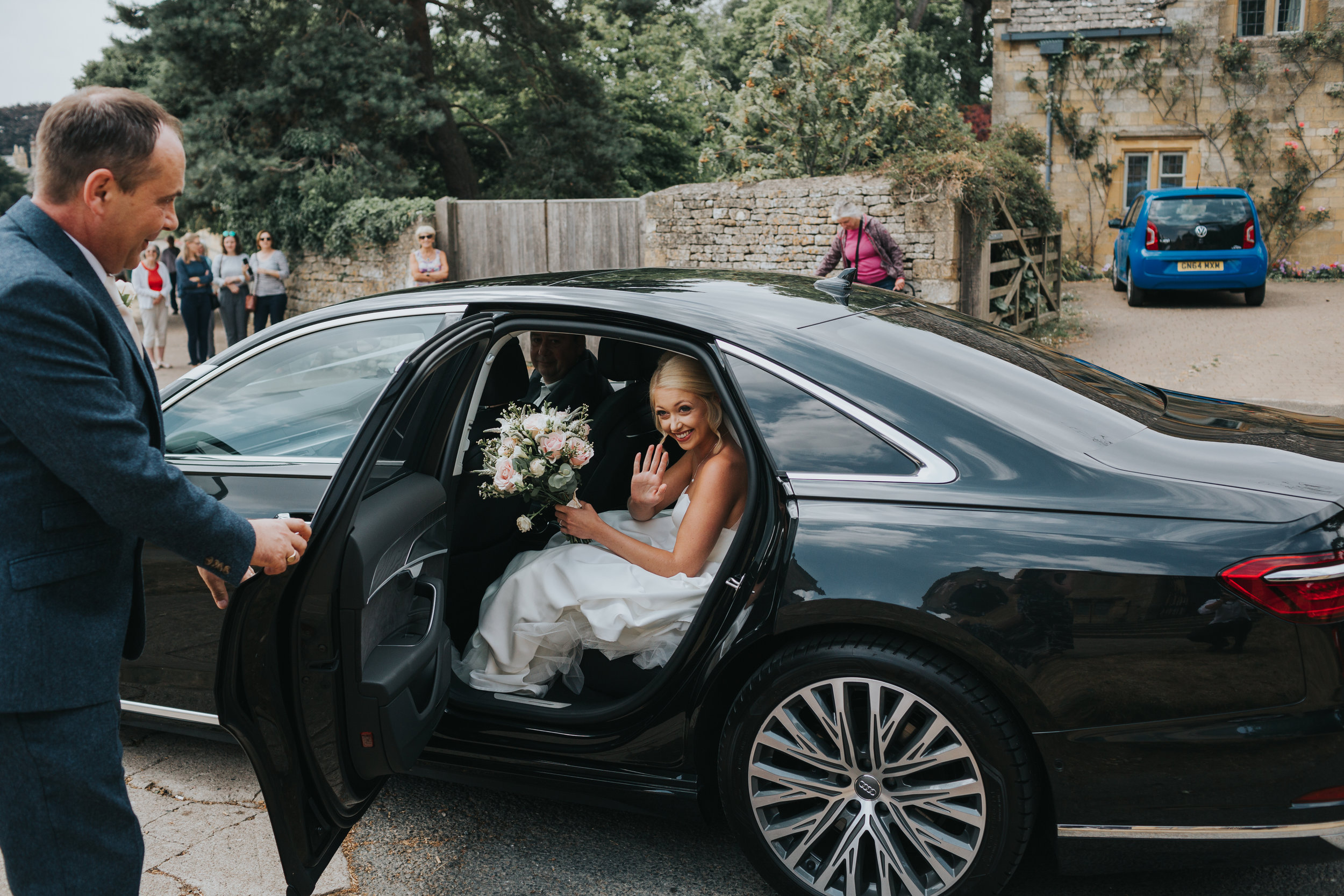 Bride arrives in wedding car. (Copy)