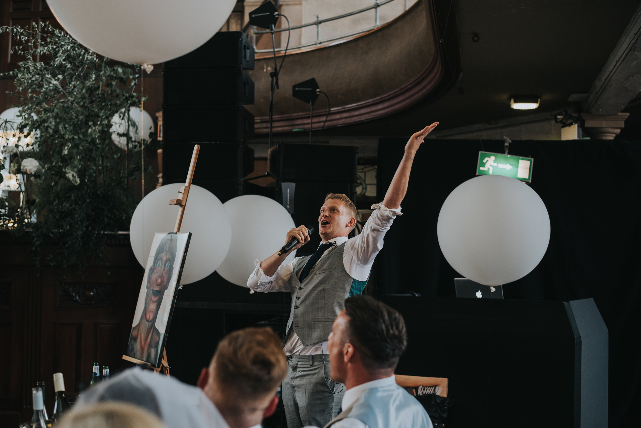 Best man open his speech in a flamboyant way. 