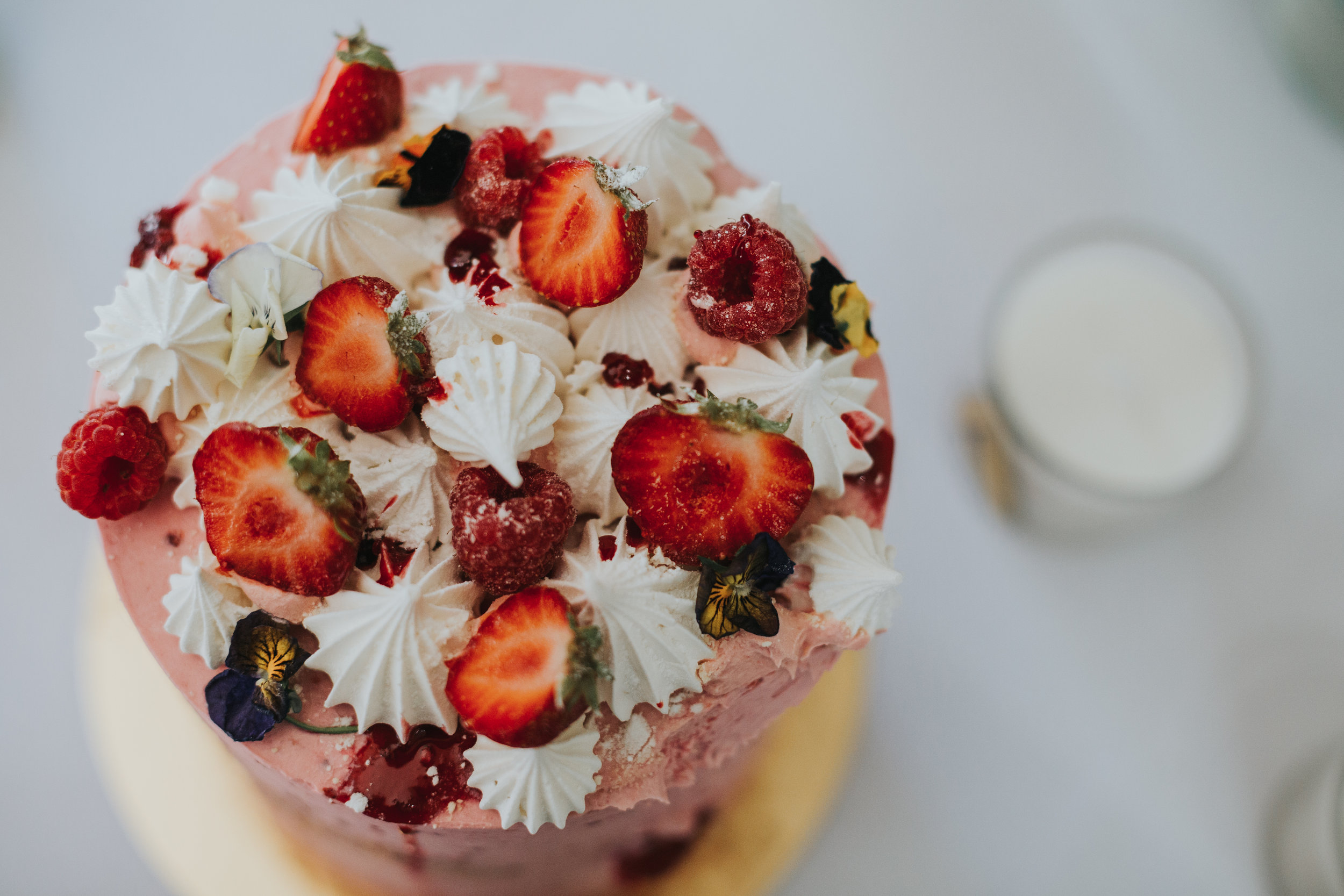 Summer fruits wedding cake for relaxed summer wedding. 