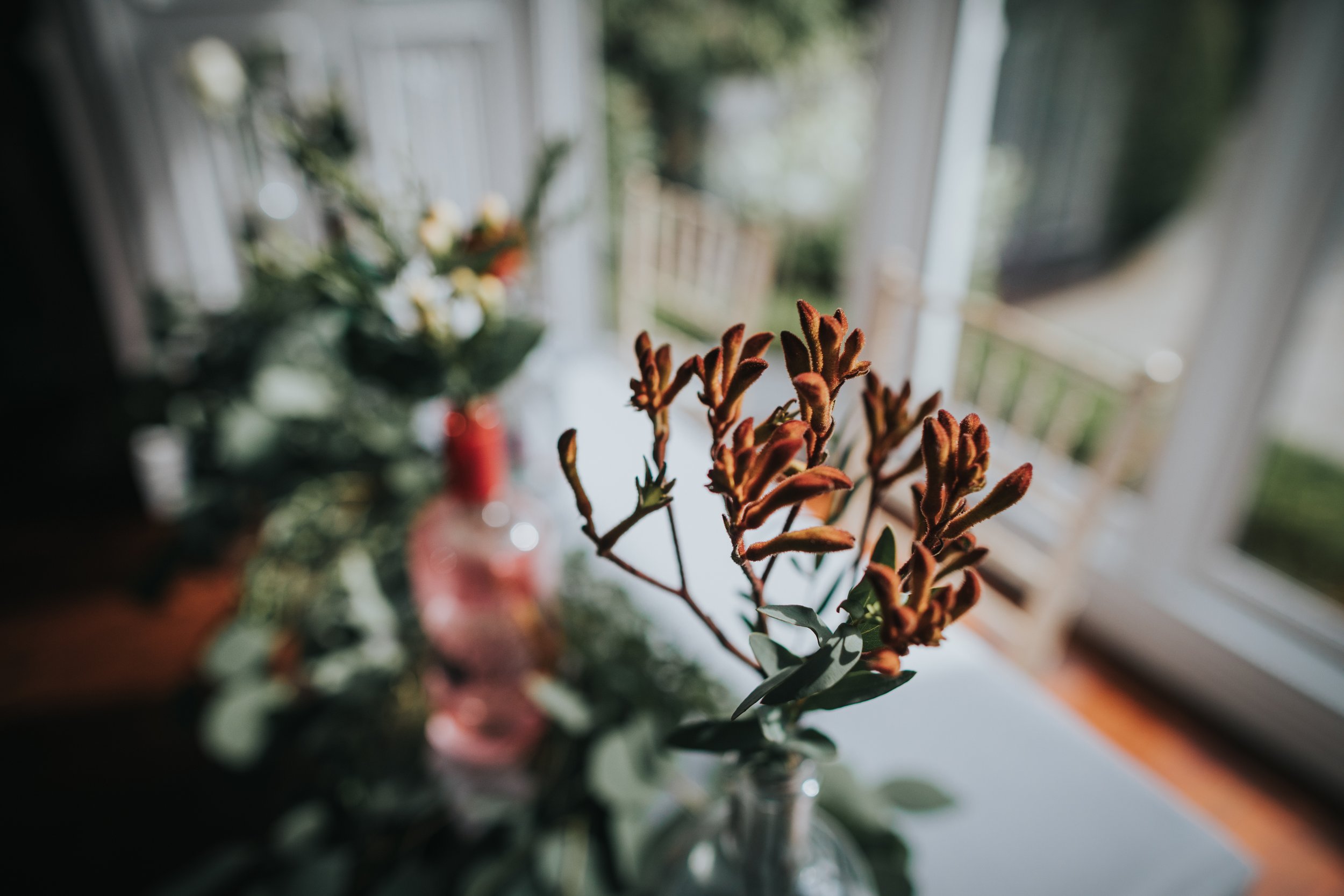 Flower arrangement on ceremony table. 