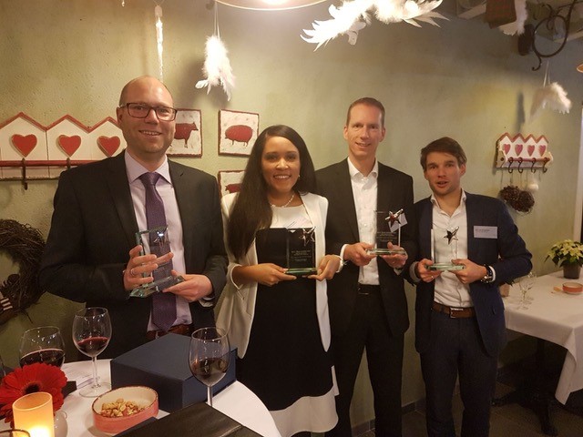 Dr. Robin de Graaf, Dr. Lissy La Paix, Prof Mark van der Meijde en Dr. Léon olde Scholtenhuis (module-ontwikkelaar en coördinator) nemen de prijs in ontvangst