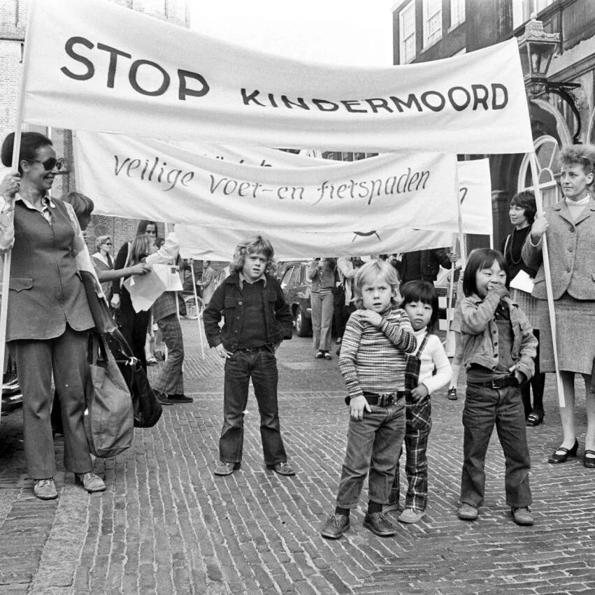 Moms organized in the 1970s leading to a culture of child friendly cities in The Netherlands.

Support Moms, they get shit done and make the 🌎 better.

@bicycledutchnl 📽️ on the Kindermoord movement: youtu.be/XuBdf9jYj7o

Color 📸 by @modacitylife