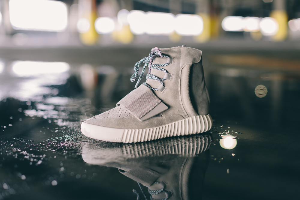 Foot Look at the Adidas Yeezy 750 Boost Sizing Info Sneaker