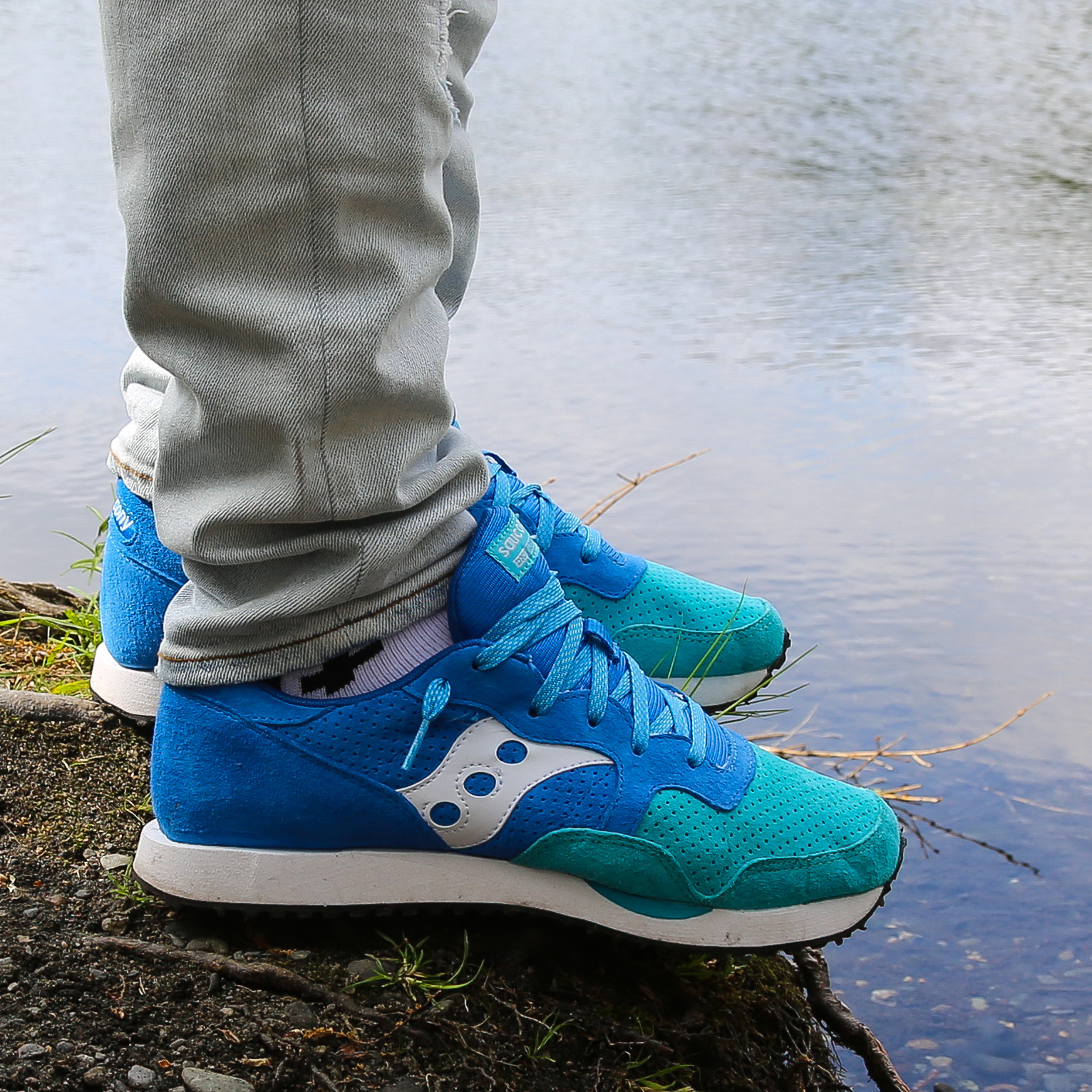 saucony dxn trainer on feet
