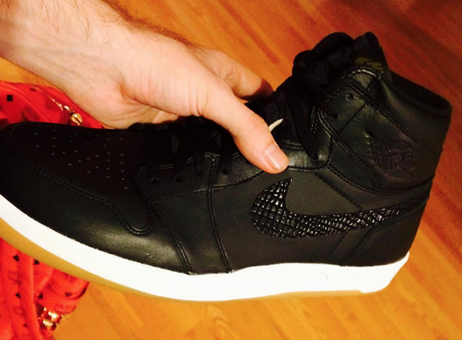 jordan-1_5-the-return-black-gum-photos-01.png