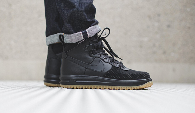 nike duck boots black