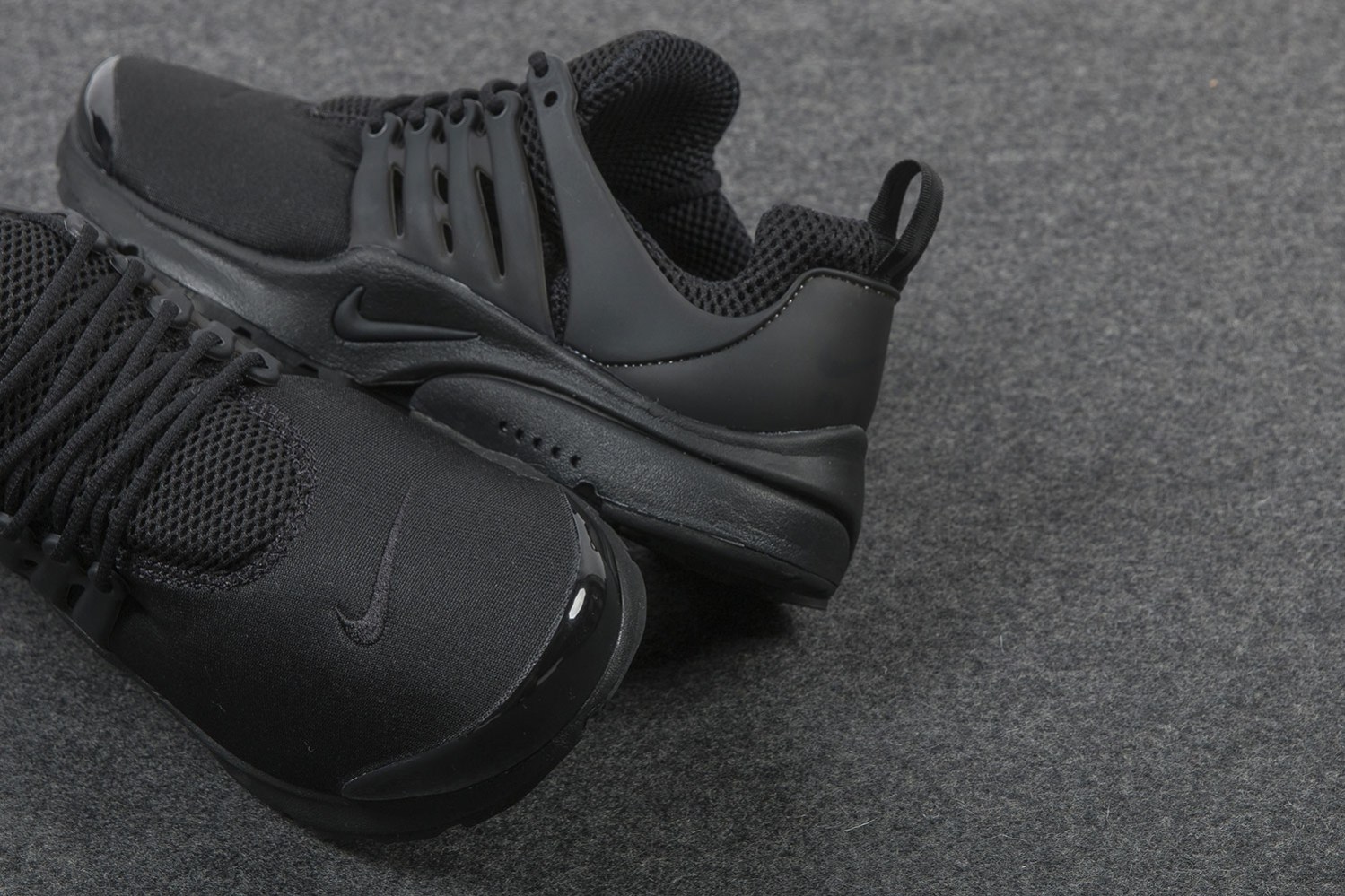 nike-air-presto-triple-black-sneaker-2.jpg