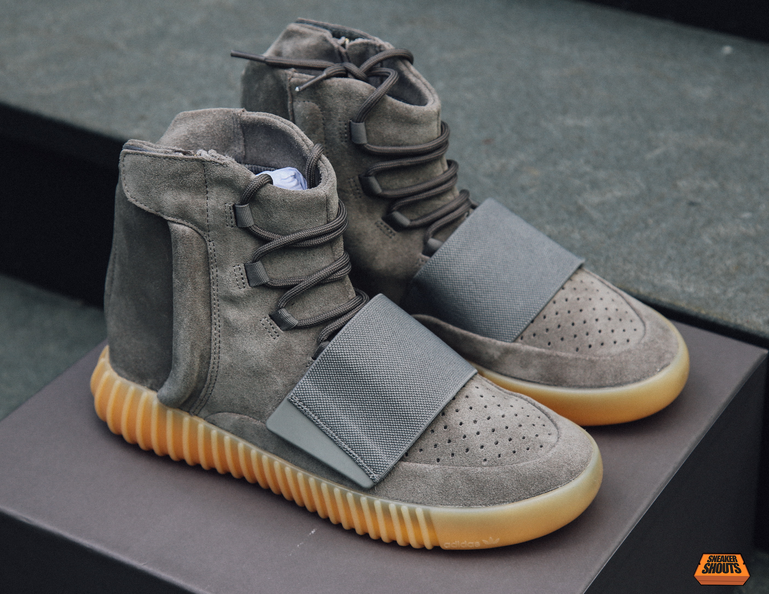 Elegibilidad banda Actual Exclusive Look at the Adidas Yeezy 750 Boost "Light Grey/Gum" — Sneaker  Shouts