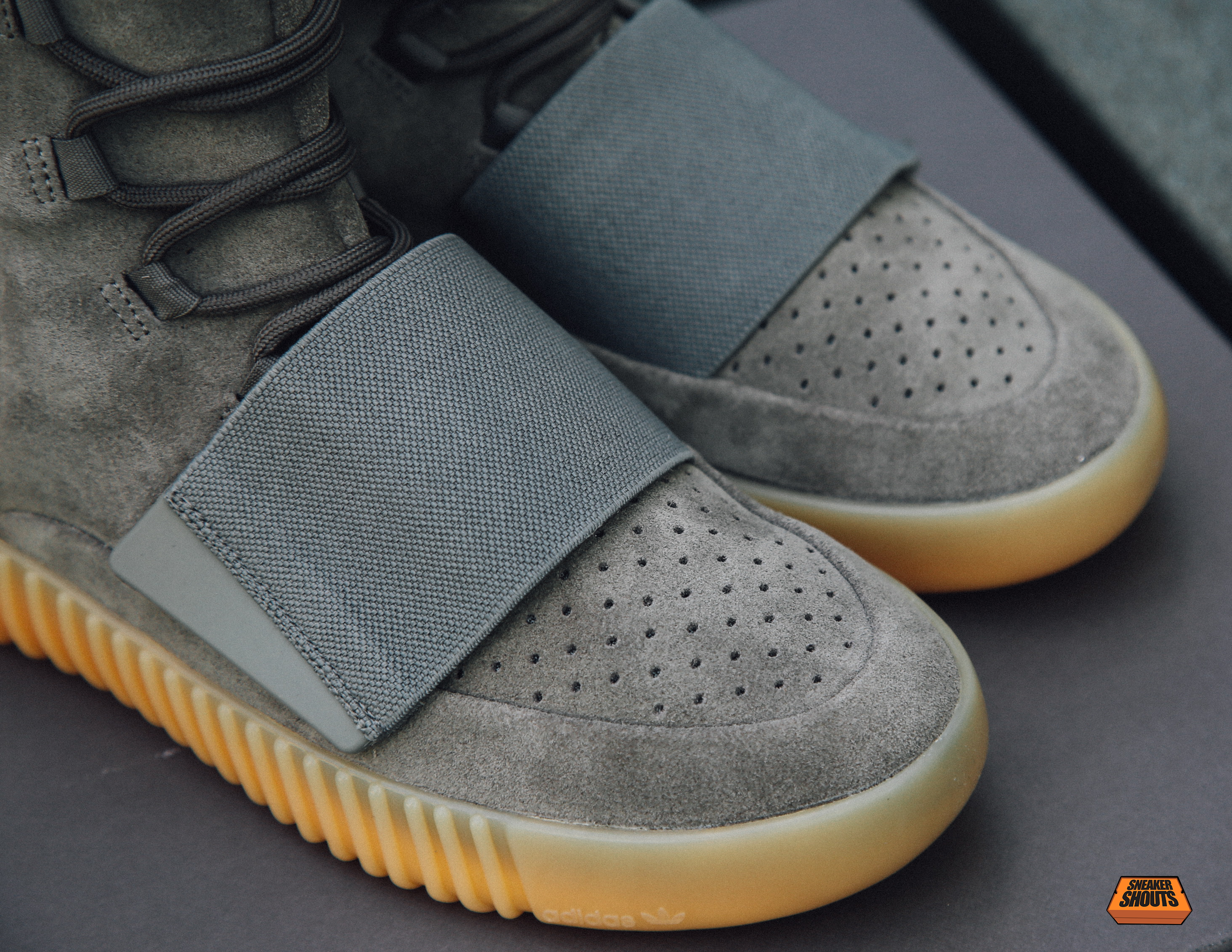 Tagged-Adidas-Yeezy-750-Boost-Light-Grey-Gum-Glow-In-The-Dark-7.png