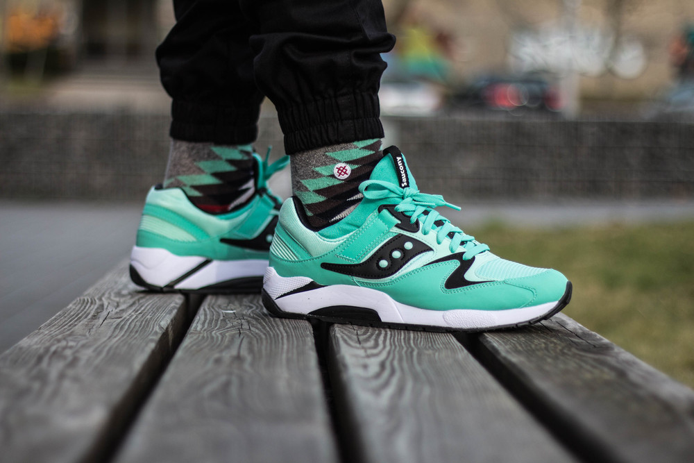 saucony grid 9000 mint on feet