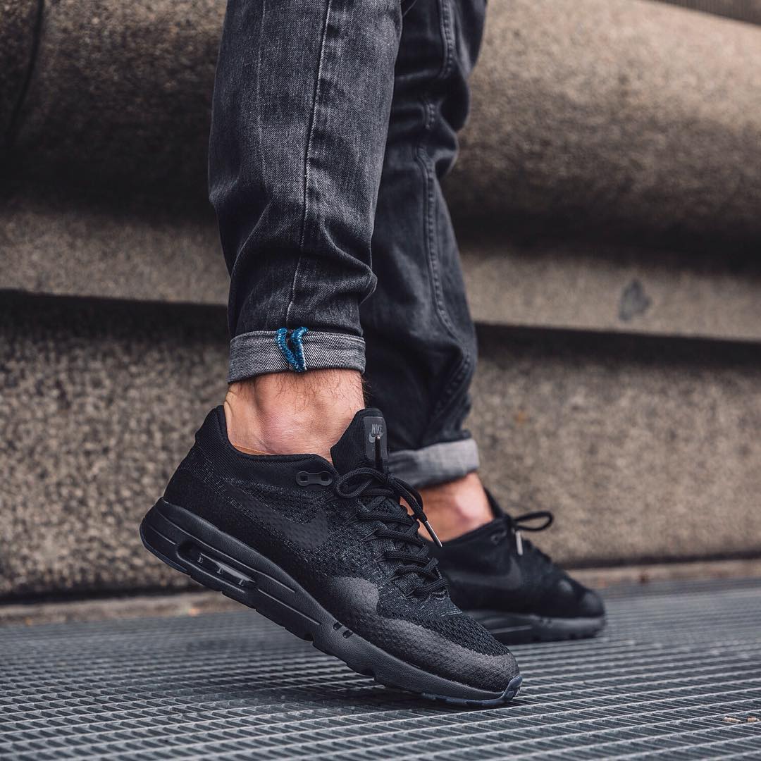 nike air max 1 flyknit black