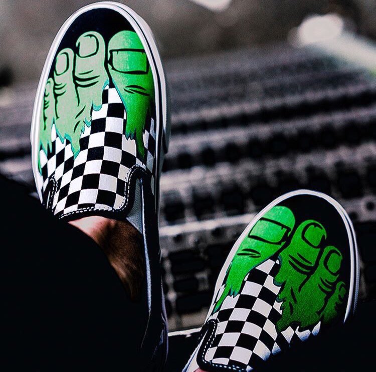 Hulk slip on vans deals