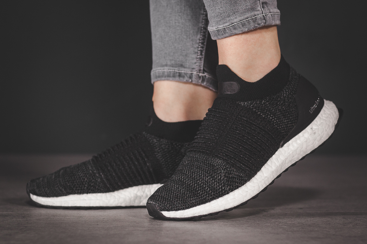 ultra boost laceless core black