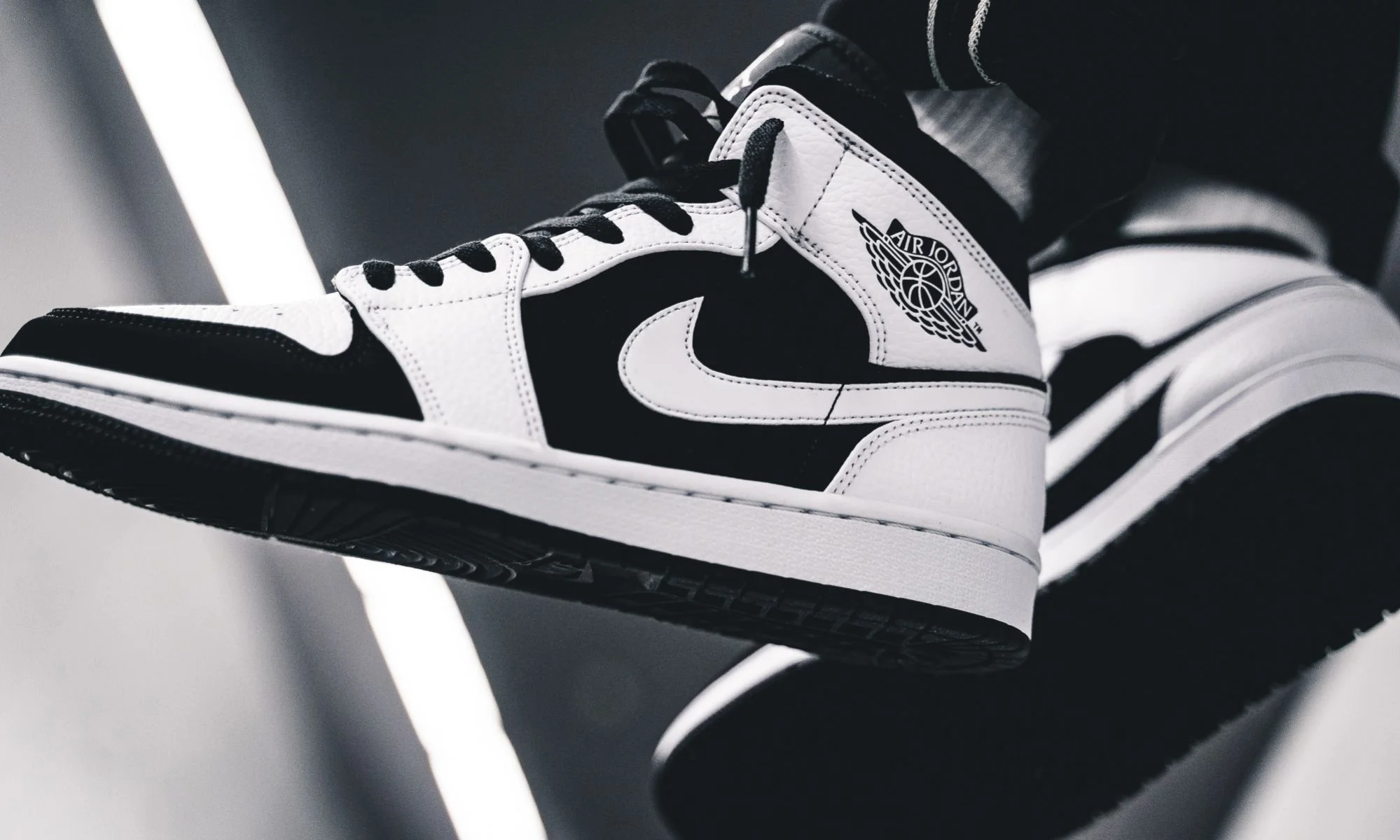 nike air jordan 1 mid white black
