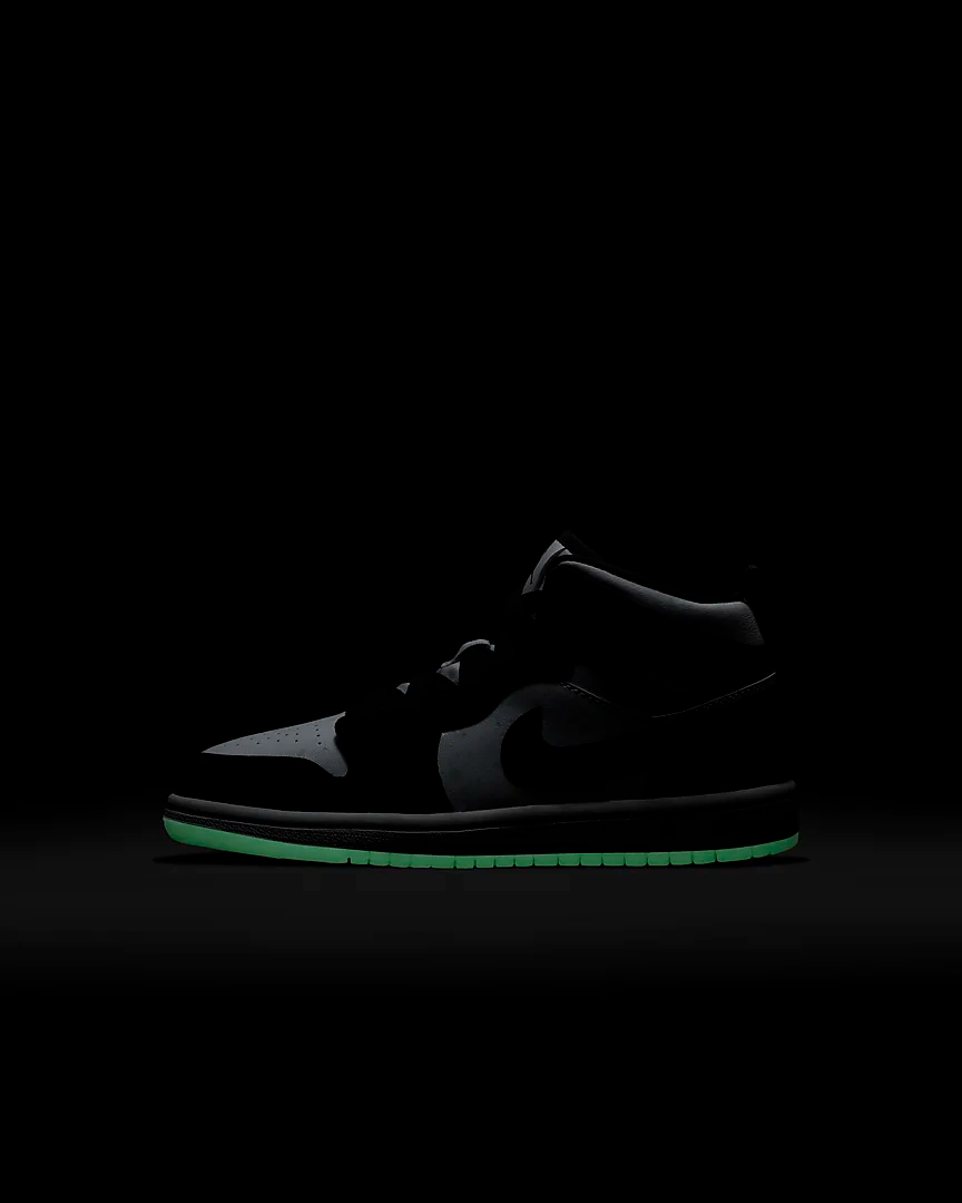 betaling portemonnee Eerlijkheid Now Available: Air Jordan 1 Mid SE "Glow in the Dark" — Sneaker Shouts