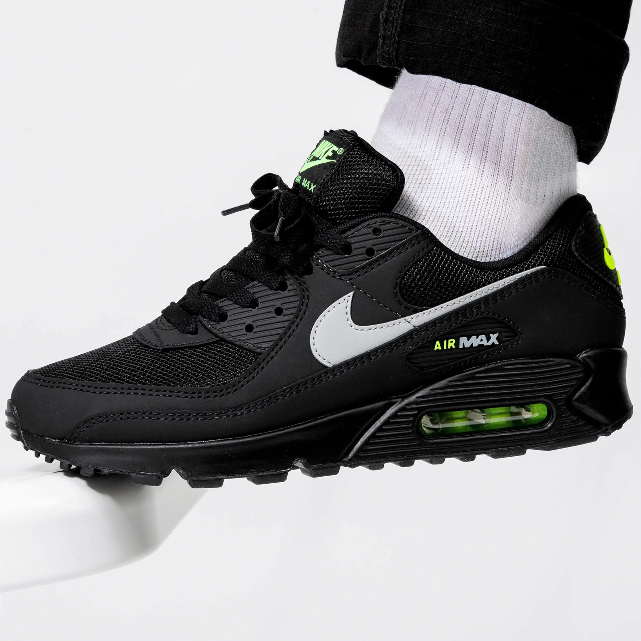 nike air max black volt
