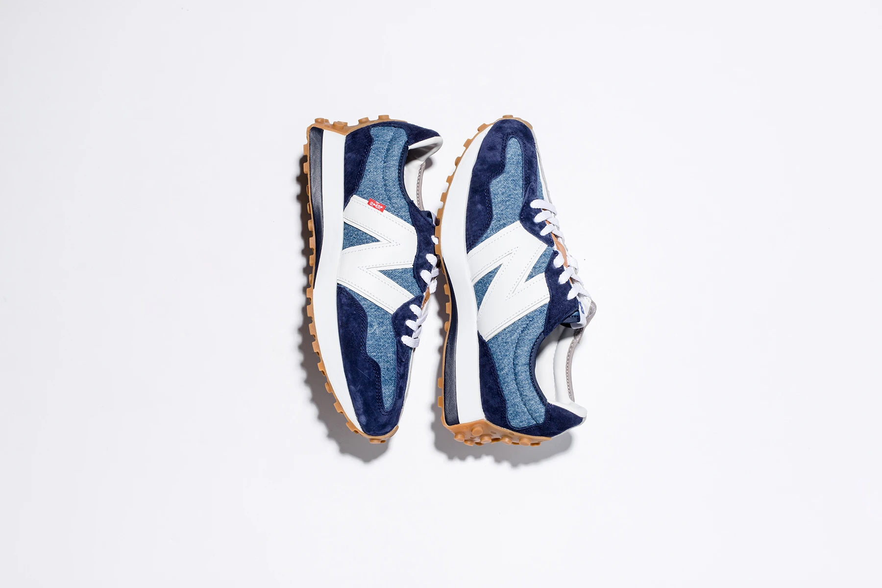 New_Balance_x_Levis_327_-Feature-_LV12.png