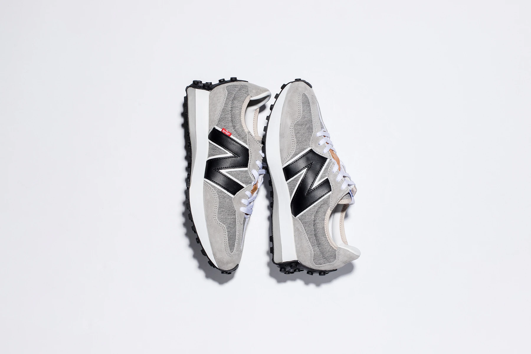 New_Balance_x_Levis_327_-Feature-_LV10.png