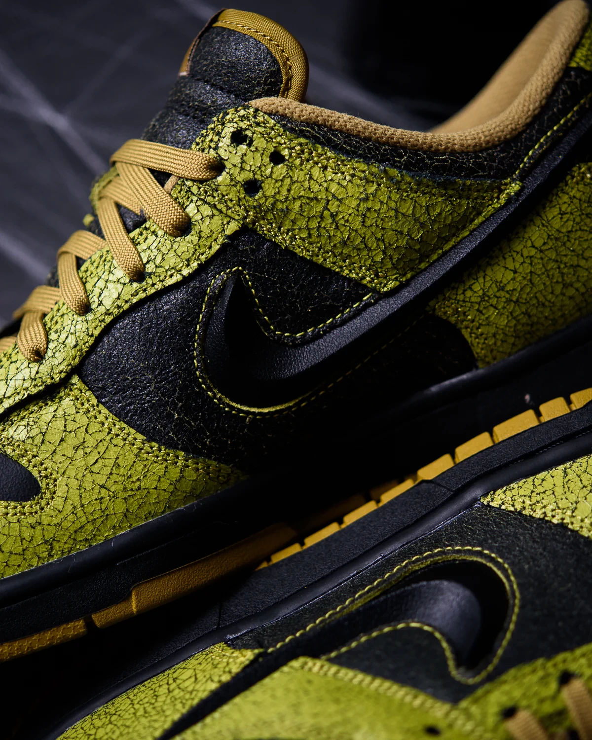 dunk-low-retro-qs-halloween-hv6103-300-dead-stock-01.jpg-2560x.png